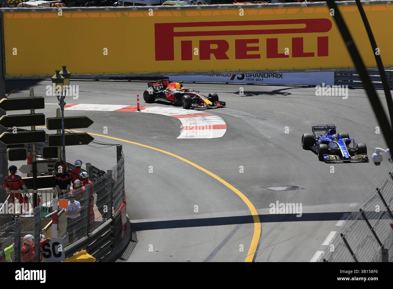 Marcus Ericsson, sauber und Max Verstappen, Red Bull, Formel-1-Rennen, Formel-1-Rennen, Formel-1-Rennen, Formel-1-Grand-Prix Monaco 2017 Stockfoto