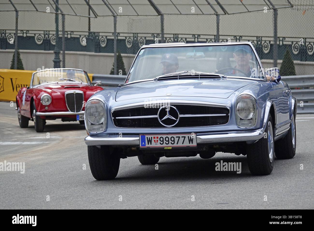 Mercedes-Benz SL W113 Roadster, auf dem Platz vor dem Casino Monte-Carlo, 11. Grand Prix Monaco Historique, Fürstentum Monaco Stockfoto