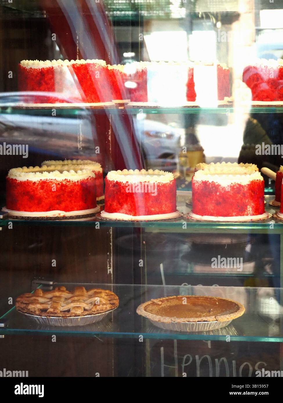 Fenster im Retro-Bäckerei mit rotem Samtkuchen und Apfelkuchen in Brooklyn, New York Stockfoto