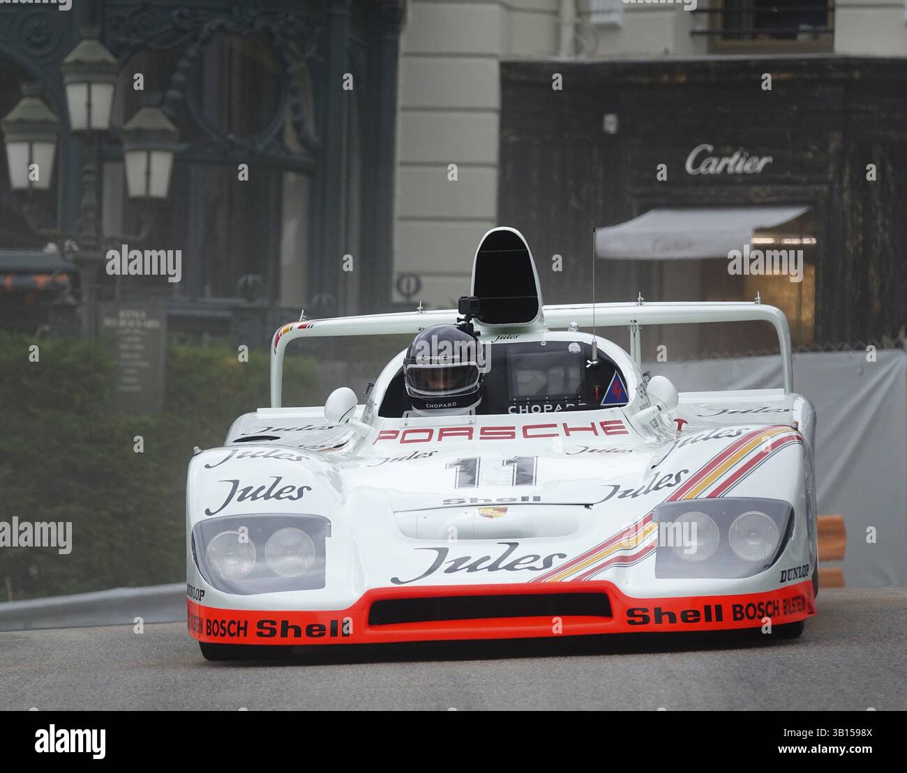 Porsche 936 Jules Rennwagen, gefahren von Jacky Ickx, Parade 70 Jahre Porsche auf dem Platz vor dem Casino Monte-Carlo, 11. Grand Prix Monac Stockfoto