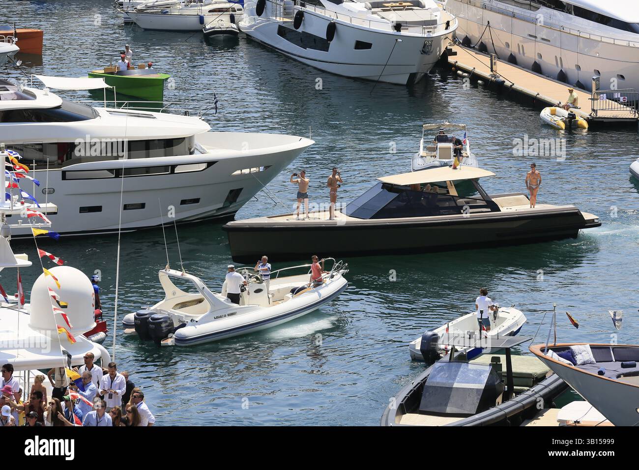 Zuschauer auf Yachten in Port Hercule, Formel-1-Rennen, Formel-1-Rennen, Formel-1-Rennen, Formel-1-Grand-Prix Monaco 2017 Stockfoto