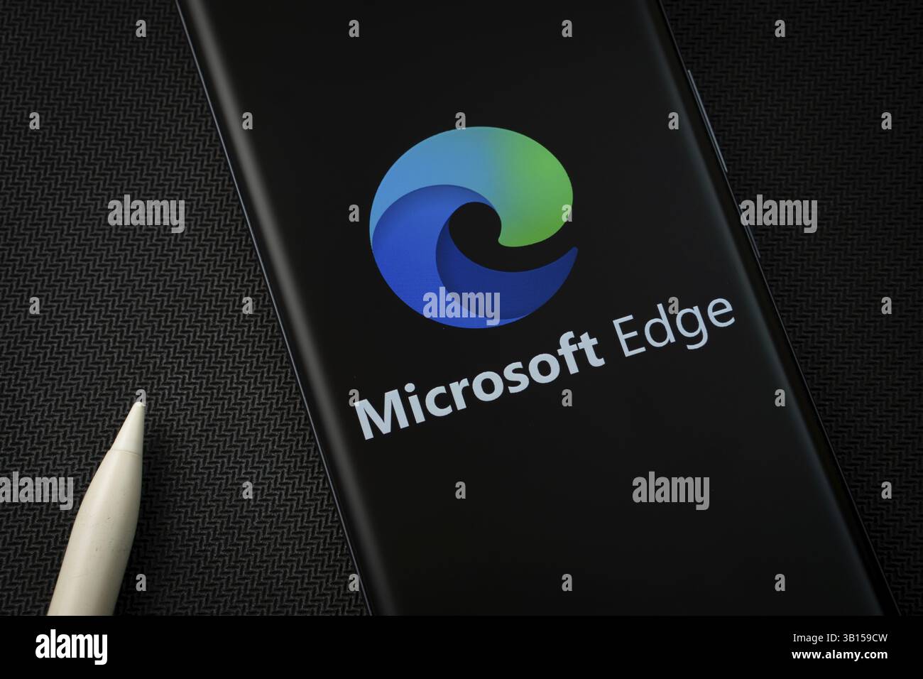 Dhaka, Bangladesch - 17. März 2025: Das Logo der microsoft EDGE wird auf einem Smartphone-Bildschirm angezeigt Stockfoto