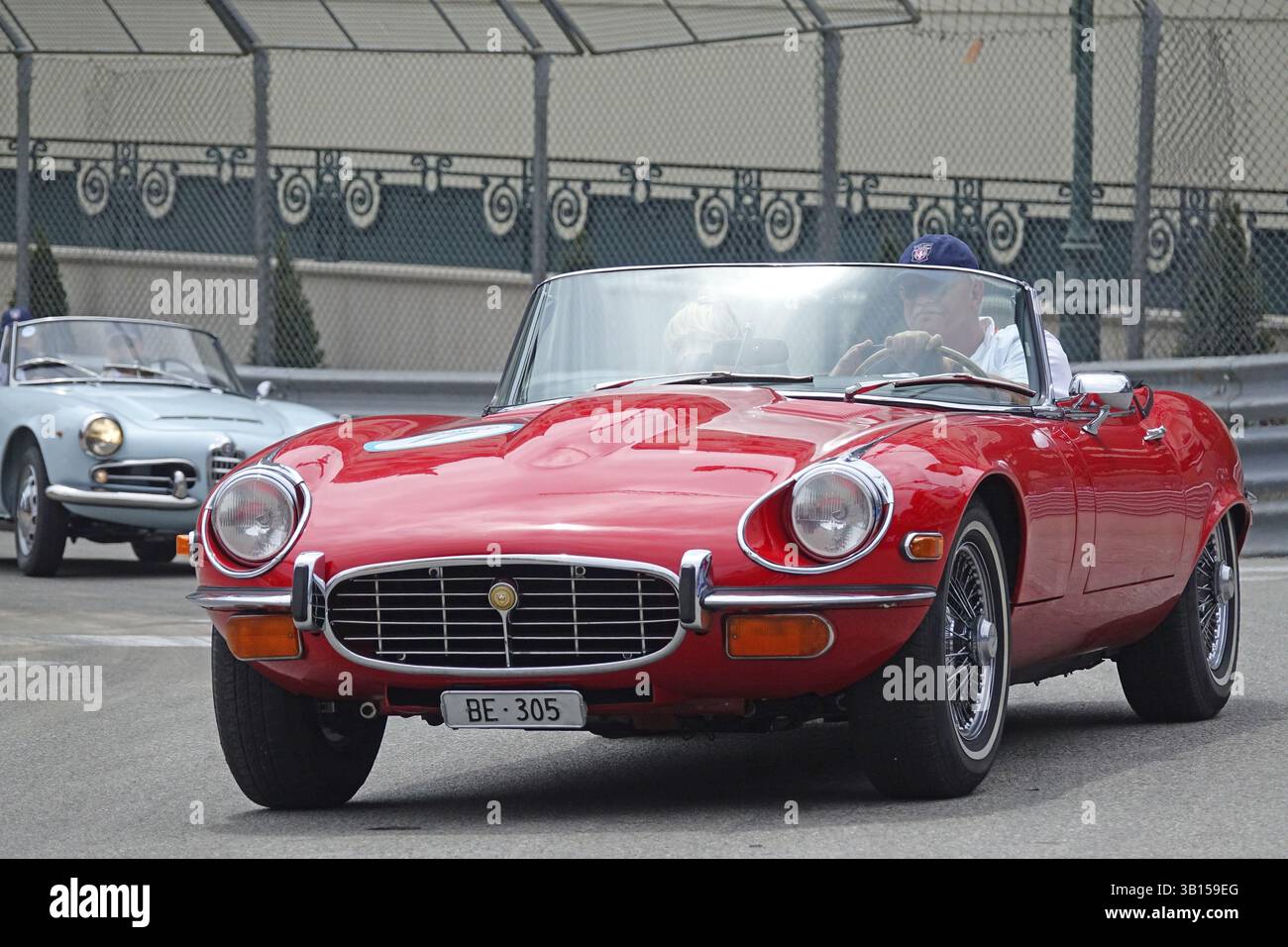 Jaguar E-Type Roadster auf dem Platz vor dem Casino Monte-Carlo, 11. Grand Prix Monaco Historique, Fürstentum Monaco Stockfoto