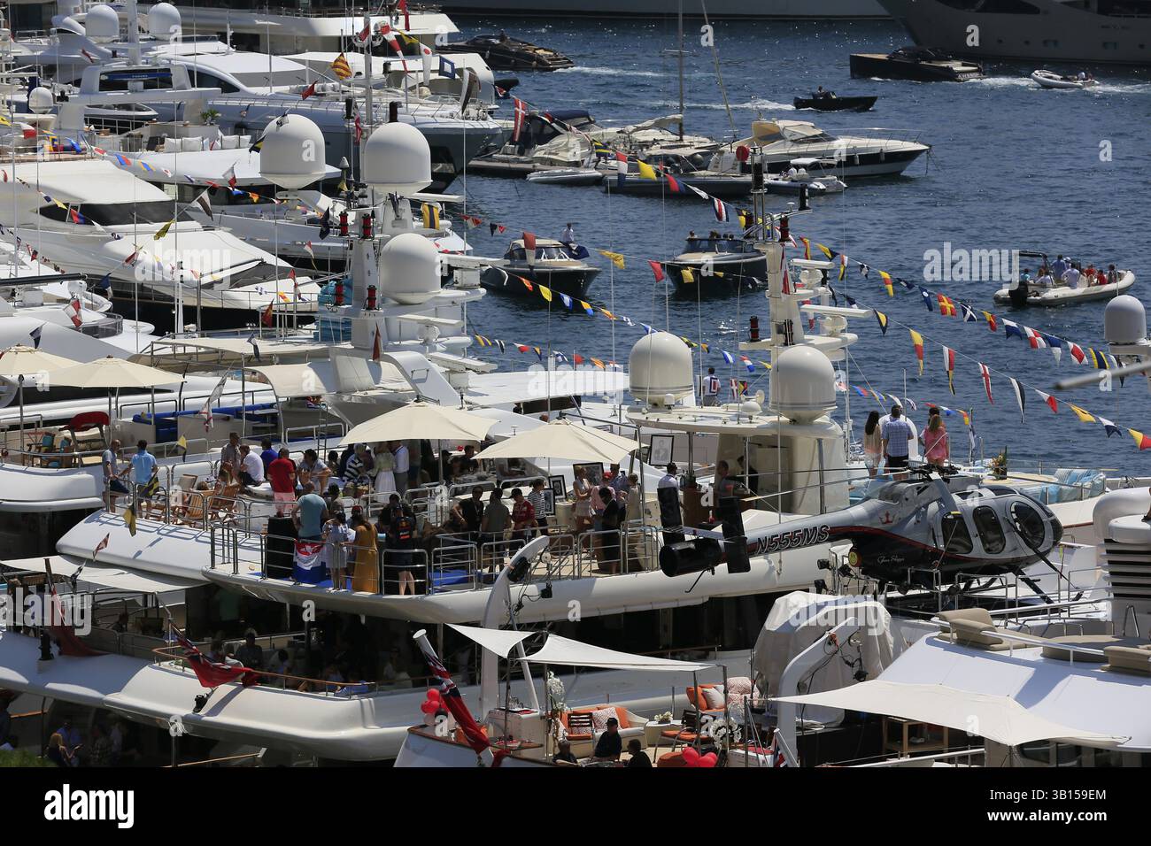 Zuschauer auf Yachten in Port Hercule, Formel-1-Rennen, Formel-1-Rennen, Formel-1-Rennen, Formel-1-Grand-Prix Monaco 2017 Stockfoto
