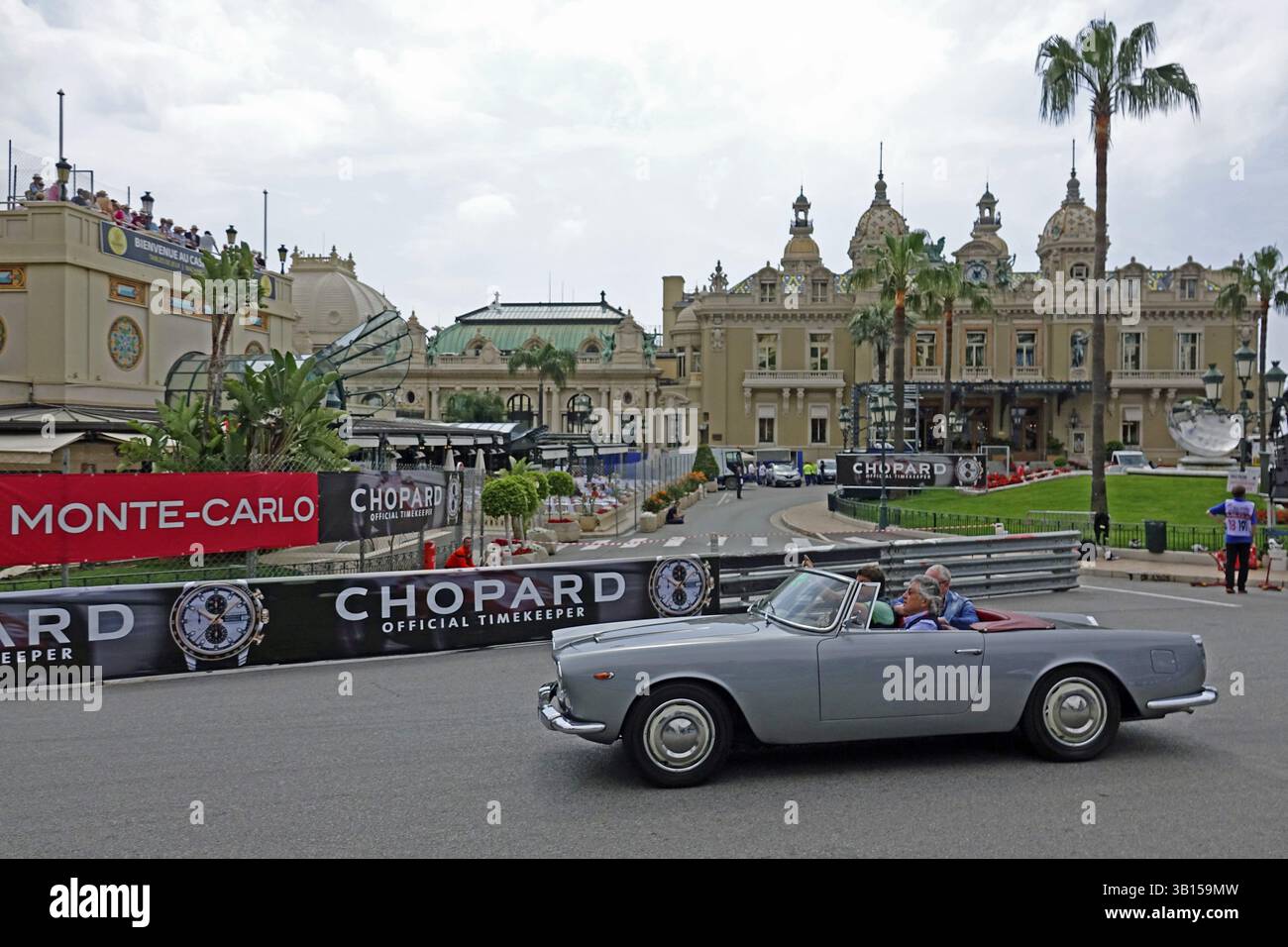 Vintage Cabrio auf dem Platz vor dem Casino Monte-Carlo, 11. Grand Prix Monaco Historique, Fürstentum Monaco Stockfoto