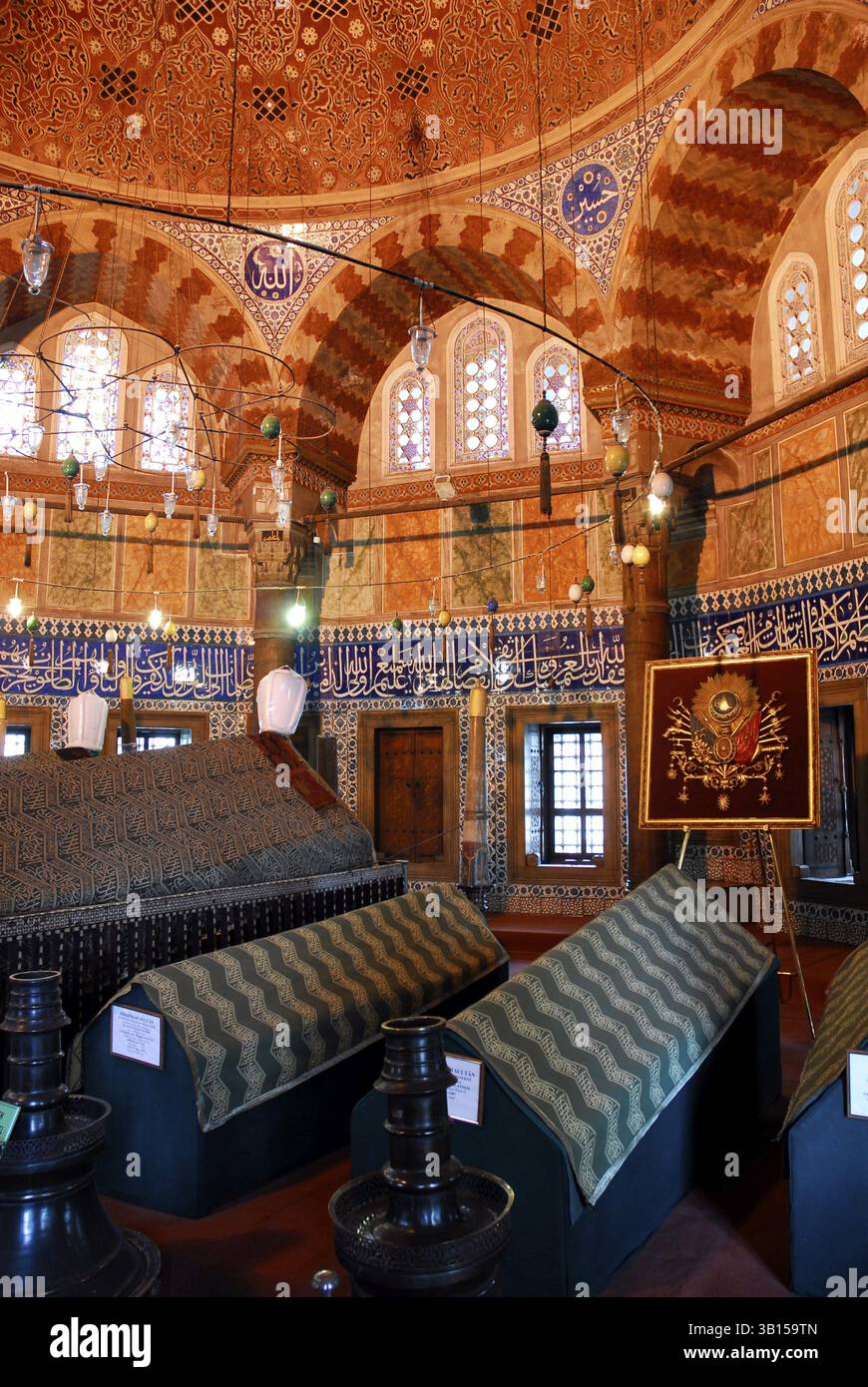 Inneres eines Grabes auf dem Friedhof der Sueleymaniye Camii Moschee, Sueleymaniye, Istanbul, Türkei, Asien Stockfoto