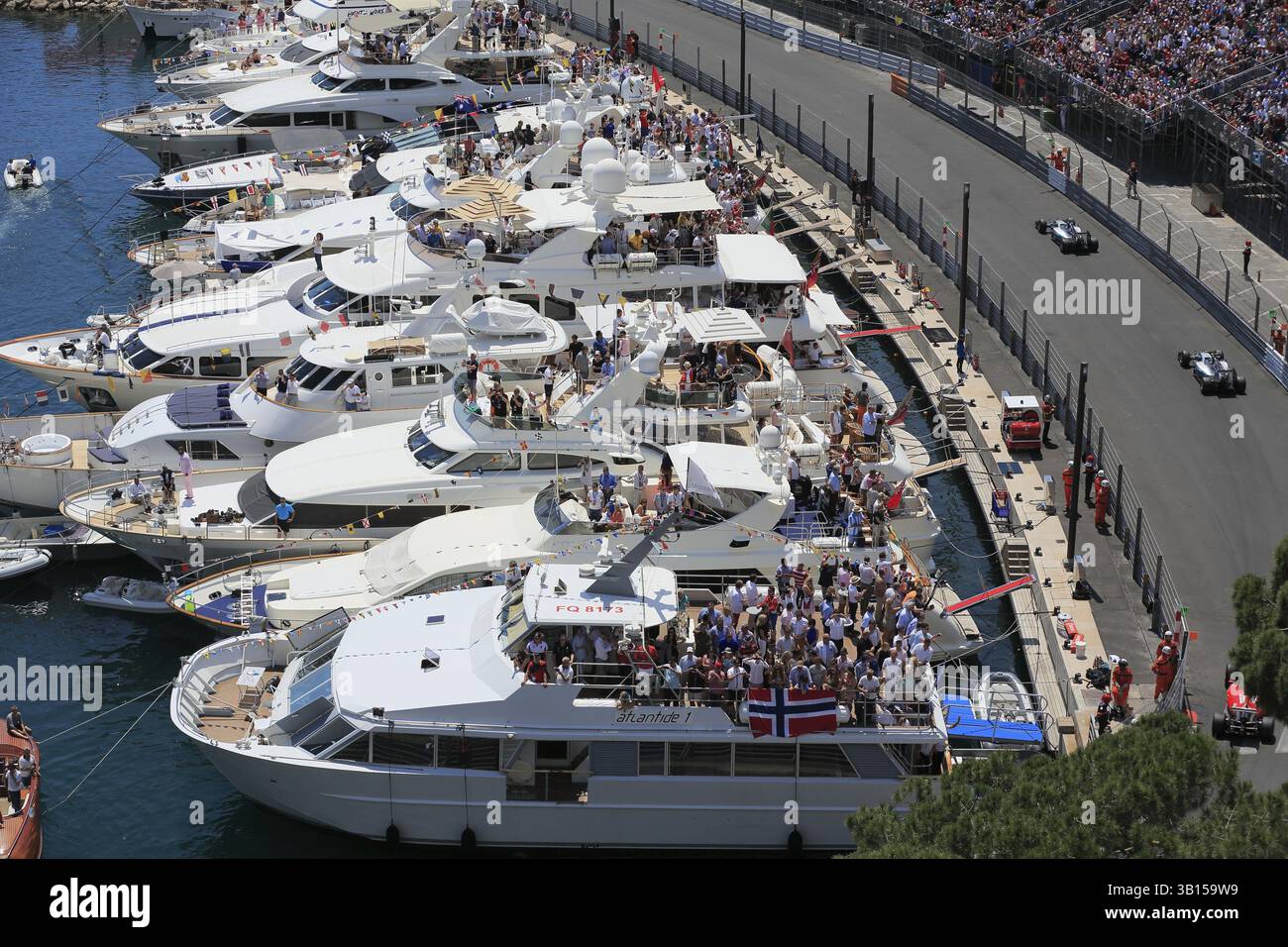 Zuschauer auf Yachten in Port Hercule auf der Rennstrecke Formel 1 Grand Prix Monaco 2015 Stockfoto