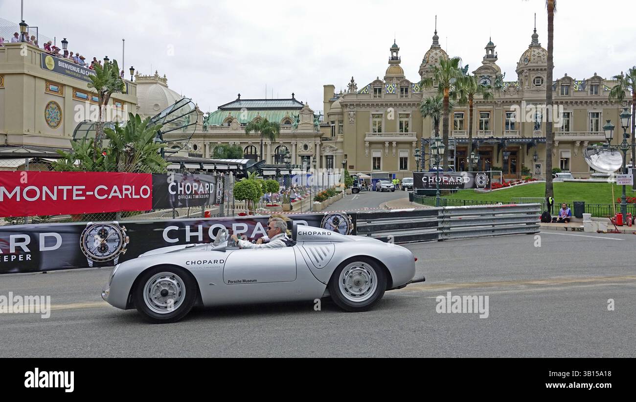 Porsche 550 Spyder RS, gefahren von Karl-Friedrich Scheufele, Co-Präsident Chopard, Parade 70 Jahre Porsche auf dem Platz vor dem Casino Monte Stockfoto