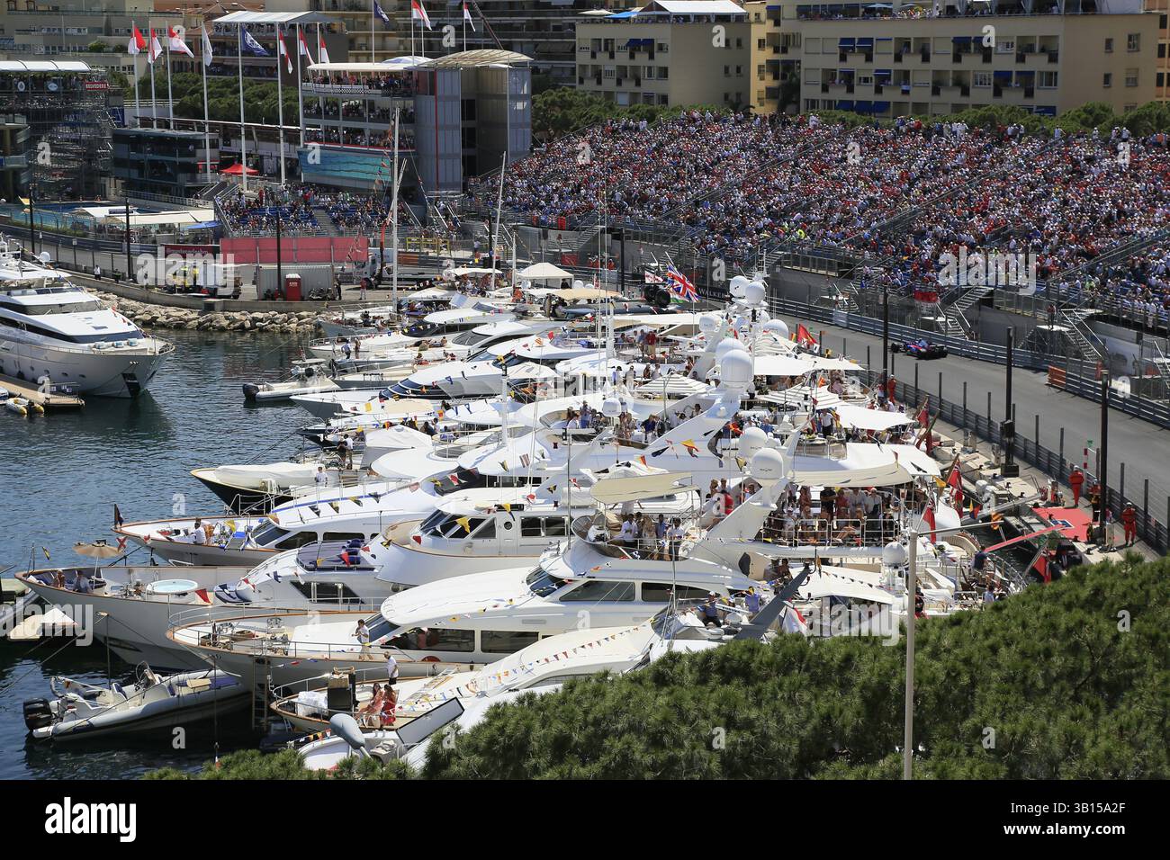 Zuschauer auf Yachten in Port Hercule, Formel-1-Rennen, Formel-1-Rennen, Formel-1-Rennen, Formel-1-Grand-Prix Monaco 2017 Stockfoto