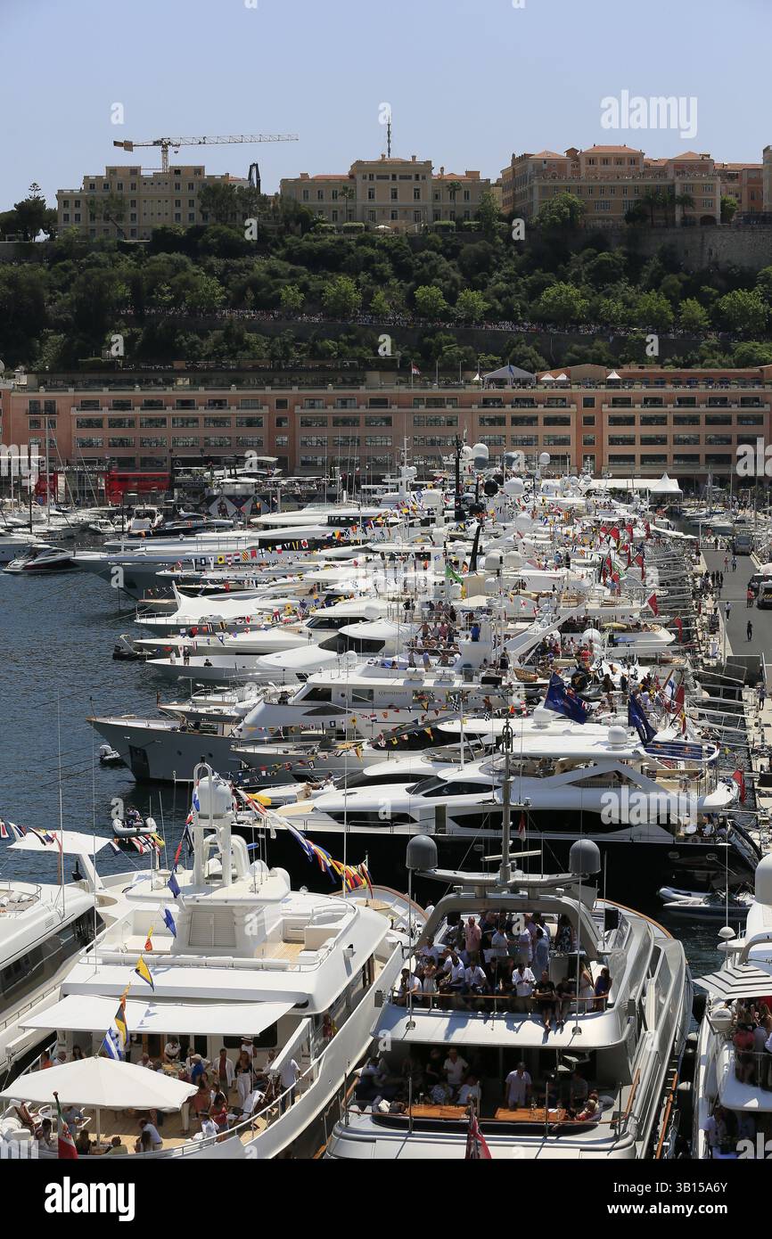 Zuschauer auf Yachten in Port Hercule, Formel-1-Rennen, Formel-1-Rennen, Formel-1-Rennen, Formel-1-Grand-Prix Monaco 2017 Stockfoto
