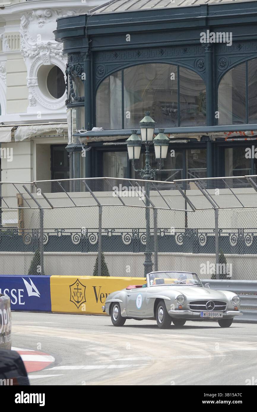 Mercedes-Benz 190 SL Cabriolet Sportwagen auf dem Platz vor dem Monte-Carlo Casino, 11. Grand Prix Monaco Historique, Fürstentum Monaco Stockfoto