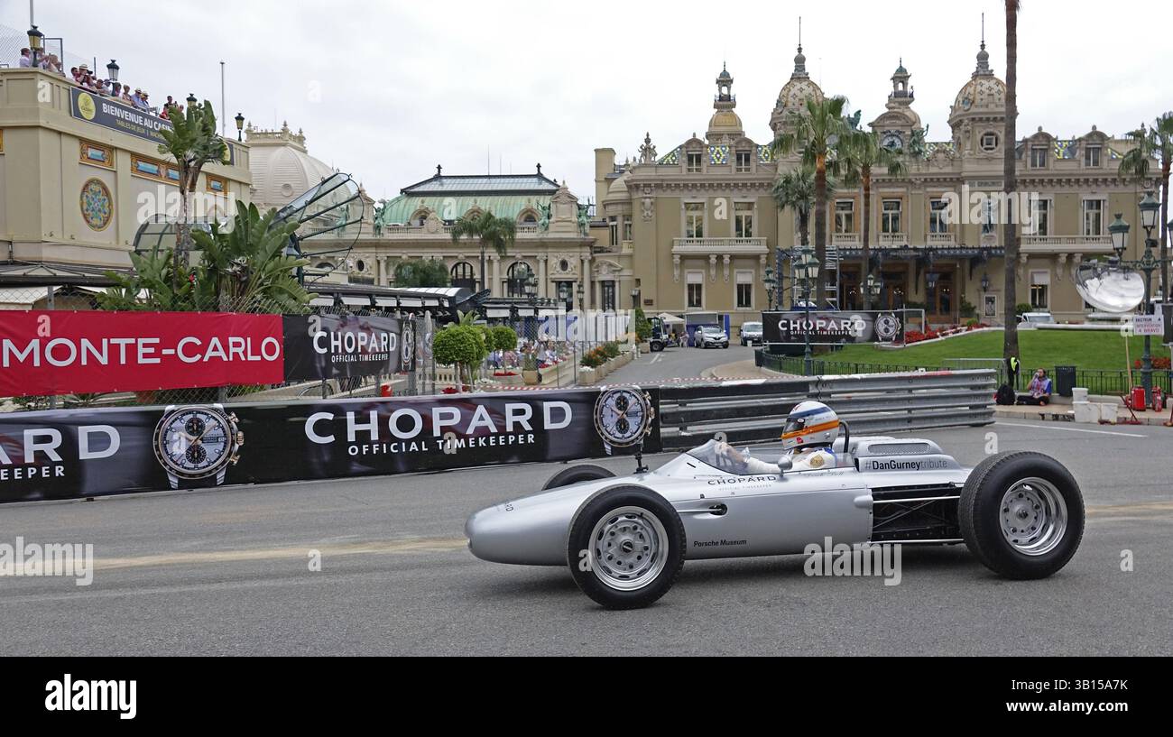Porsche 804 Formel-1-Rennwagen, gefahren von Derek Bell, Parade 70 Jahre Porsche auf dem Platz vor dem Casino Monte-Carlo, 11. Grand Prix M Stockfoto