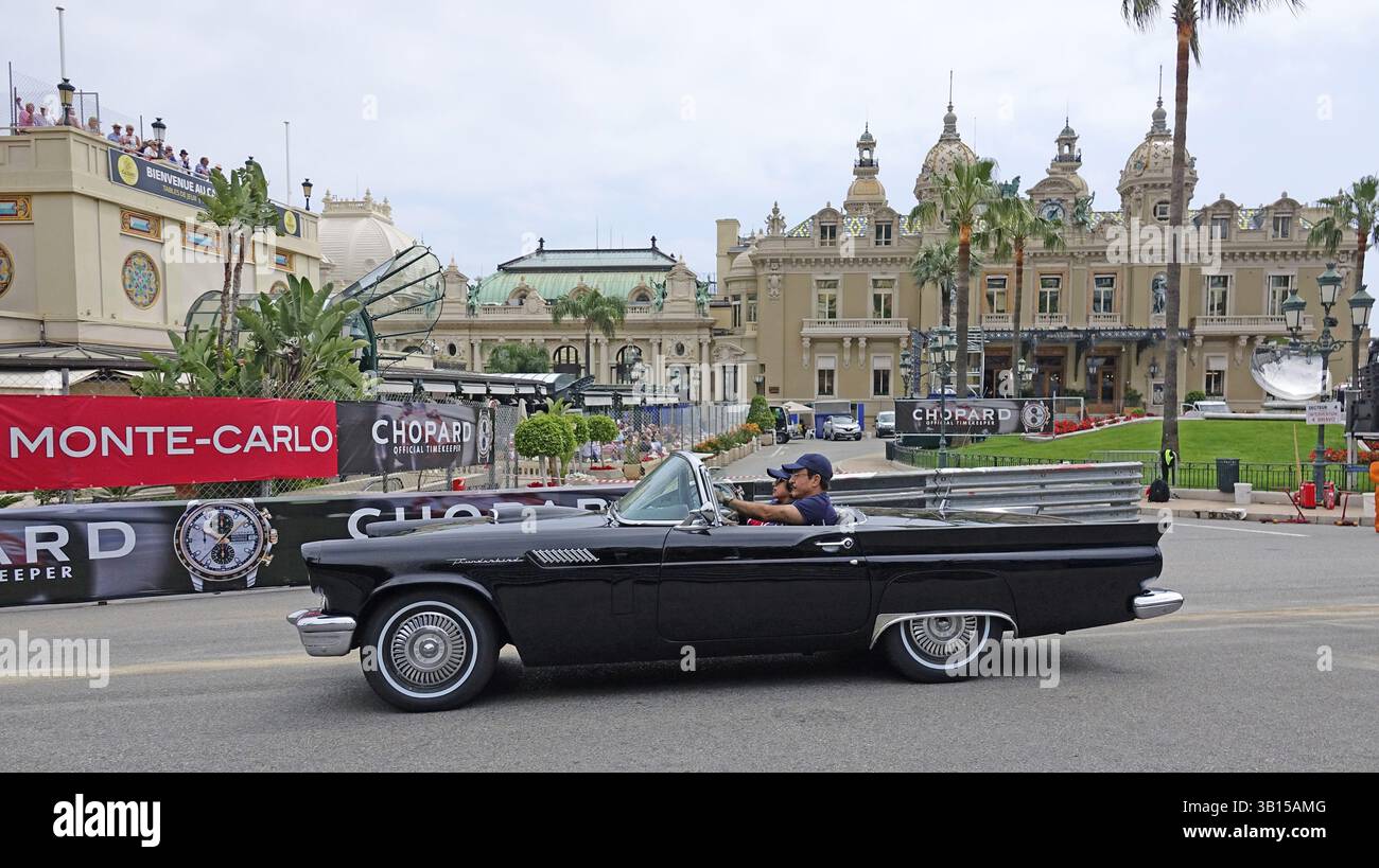 Ford Thunderbird 1. Generation aus 1957, auf dem Platz vor dem Casino Monte-Carlo, 11. Grand Prix Monaco Historique, Fürstentum Monaco Stockfoto