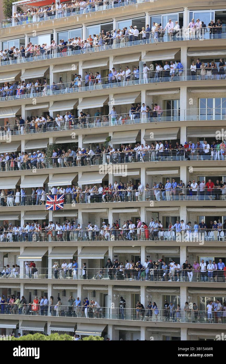 Zuschauer auf den Balkonen eines Wohngebäudes an der Rennstrecke, Formel 1, Formel 1, Formel 1 Grand Prix Monaco 2017 Stockfoto