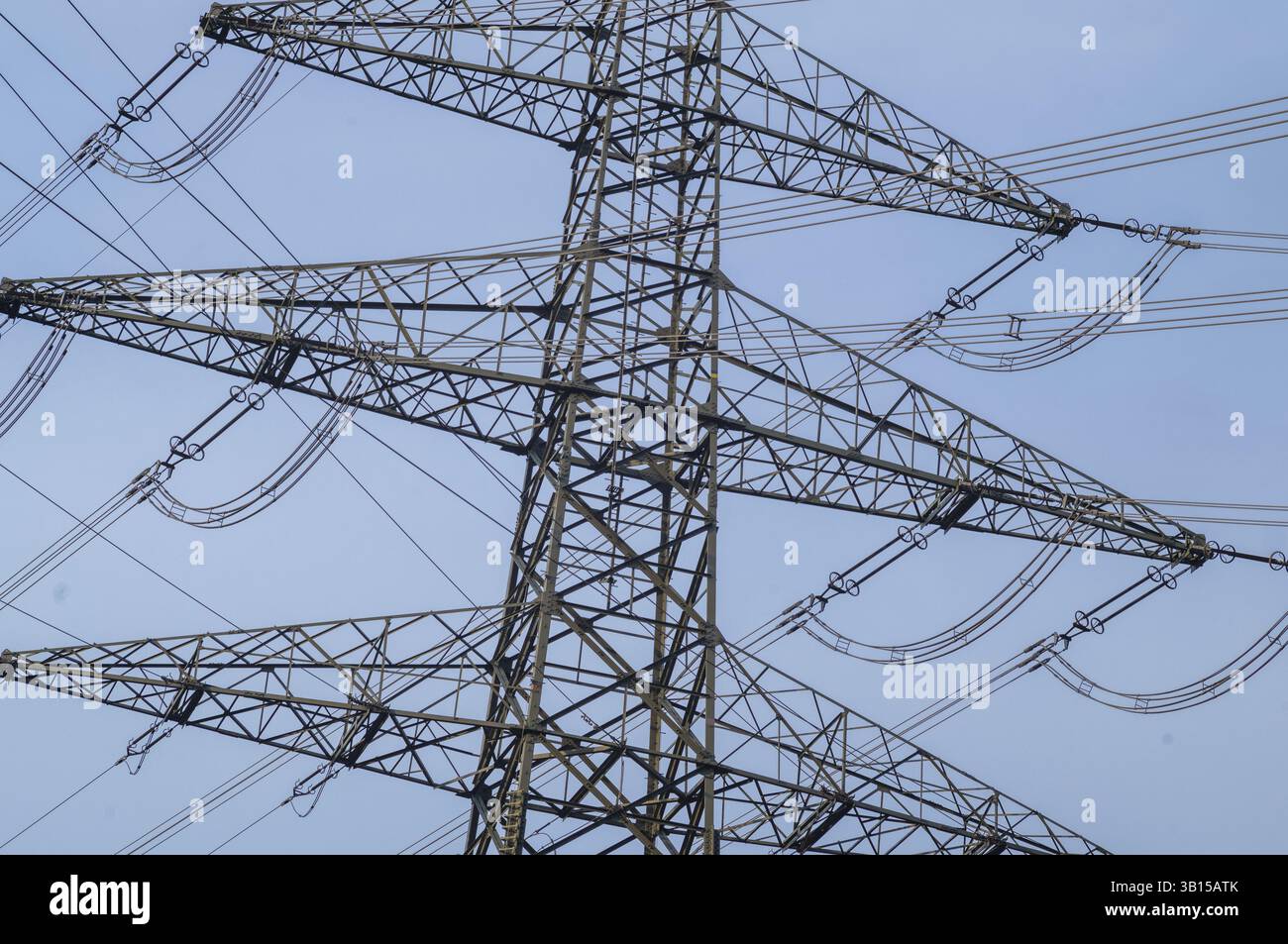 Metallgestell eines Strommastes, der Hochspannungsleitungen vor klarem blauem Himmel trägt, Borken, NRW, Deutschland, Europa Stockfoto