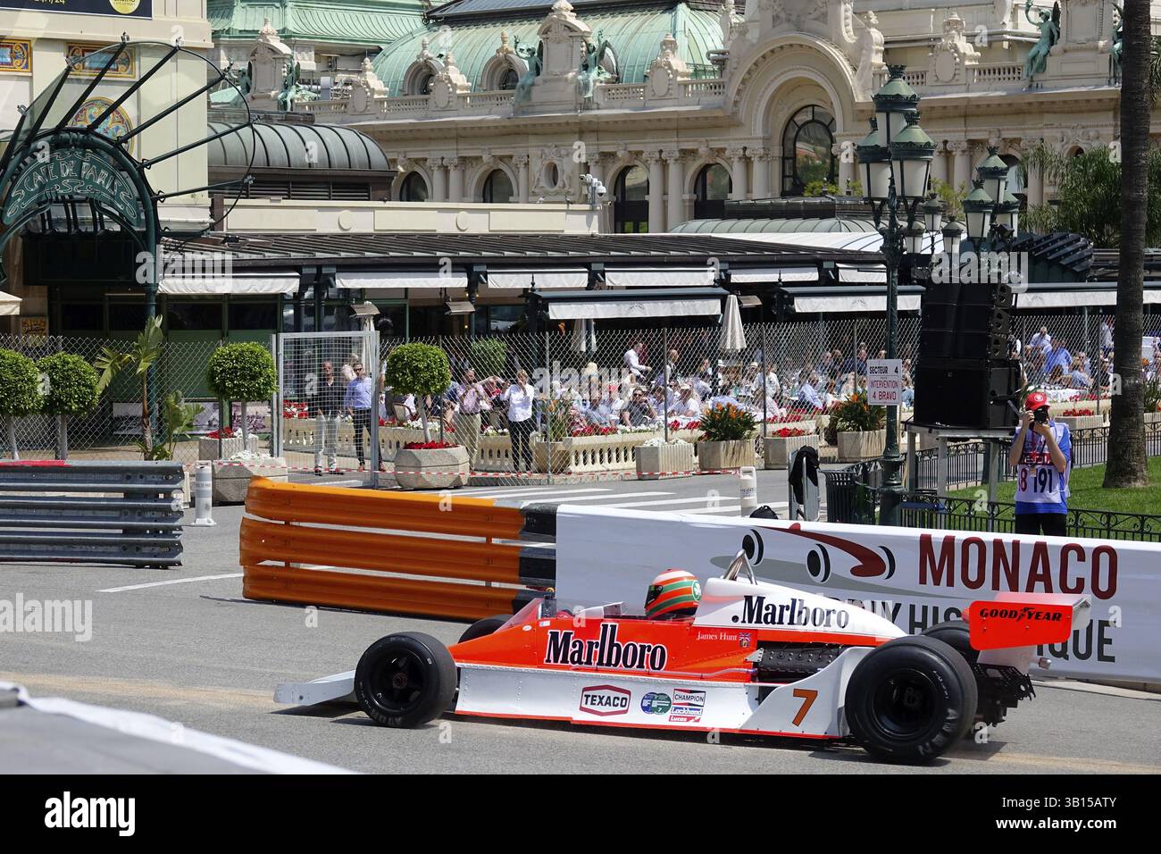 Serie G, Mc Laren M26, Fahrer Christophe d'Ansembourg, auf dem Platz vor dem Casino Monte-Carlo, 11. Grand Prix Monaco Historique, Principal Stockfoto