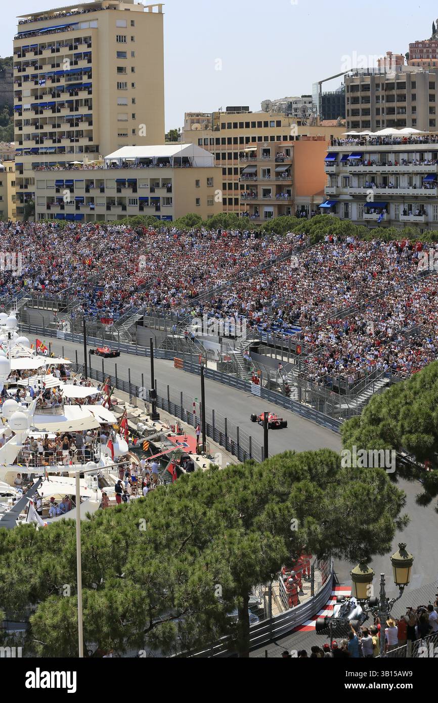 Tribünen am Hafen von Port Hercule, die beiden führenden Ferraris, Formel 1 Rennen, Formel 1, Formel 1 Grand Prix Monaco 2017 Stockfoto