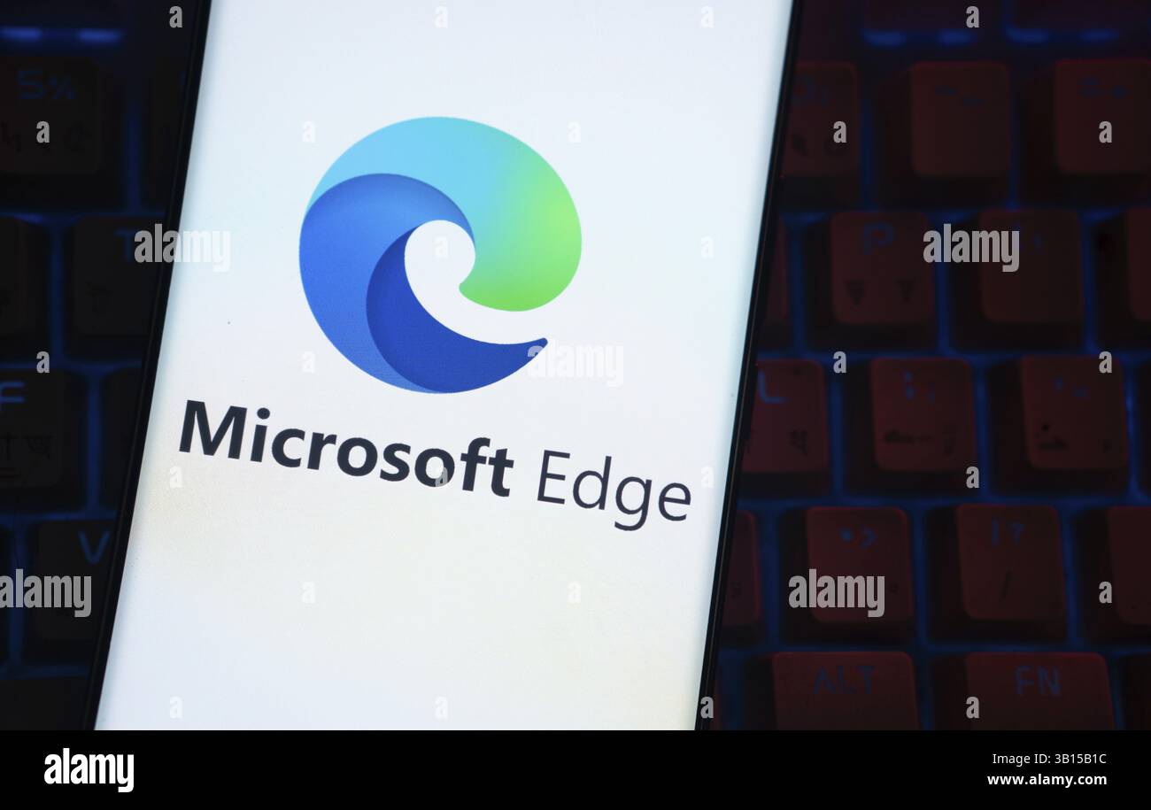 Dhaka, Bangladesch - 17. März 2025: Das Logo der microsoft EDGE wird auf einem Smartphone-Bildschirm angezeigt Stockfoto