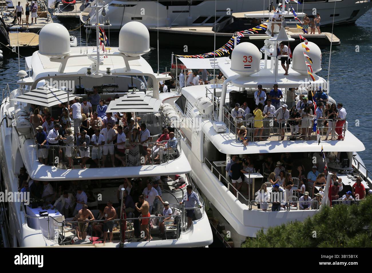 Zuschauer auf Yachten in Port Hercule, Formel-1-Rennen, Formel-1-Rennen, Formel-1-Rennen, Formel-1-Grand-Prix Monaco 2017 Stockfoto