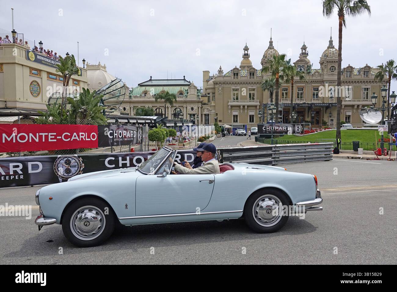Alfa Romeo Giulia 1600 Spider auf dem Platz vor dem Casino Monte-Carlo, 11. Grand Prix Monaco Historique, Fürstentum Monaco Stockfoto