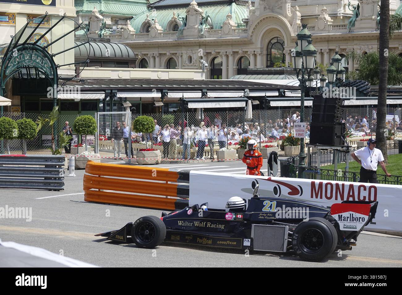 Serie F, Williams FW05, Fahrer Michael Cantillon, auf dem Platz vor dem Casino Monte-Carlo, 11. Grand Prix Monaco Historique, Fürstentum o Stockfoto