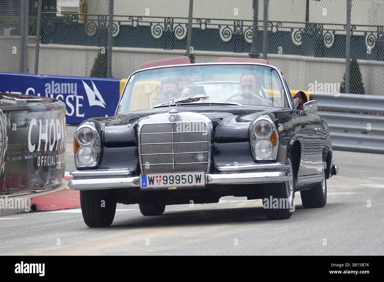 Mercedes-Benz Cabriolet aus den 1960er Jahren auf dem Platz vor dem Monte-Carlo Casino, 11. Grand Prix Monaco Historique, Fürstentum Monaco Stockfoto