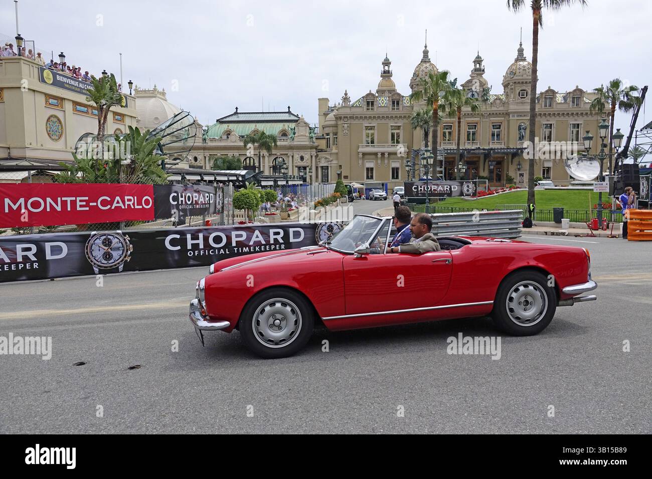 Altes Cabriolet auf dem Platz vor dem Casino Monte-Carlo, 11. Grand Prix Monaco Historique, Fürstentum Monaco Stockfoto