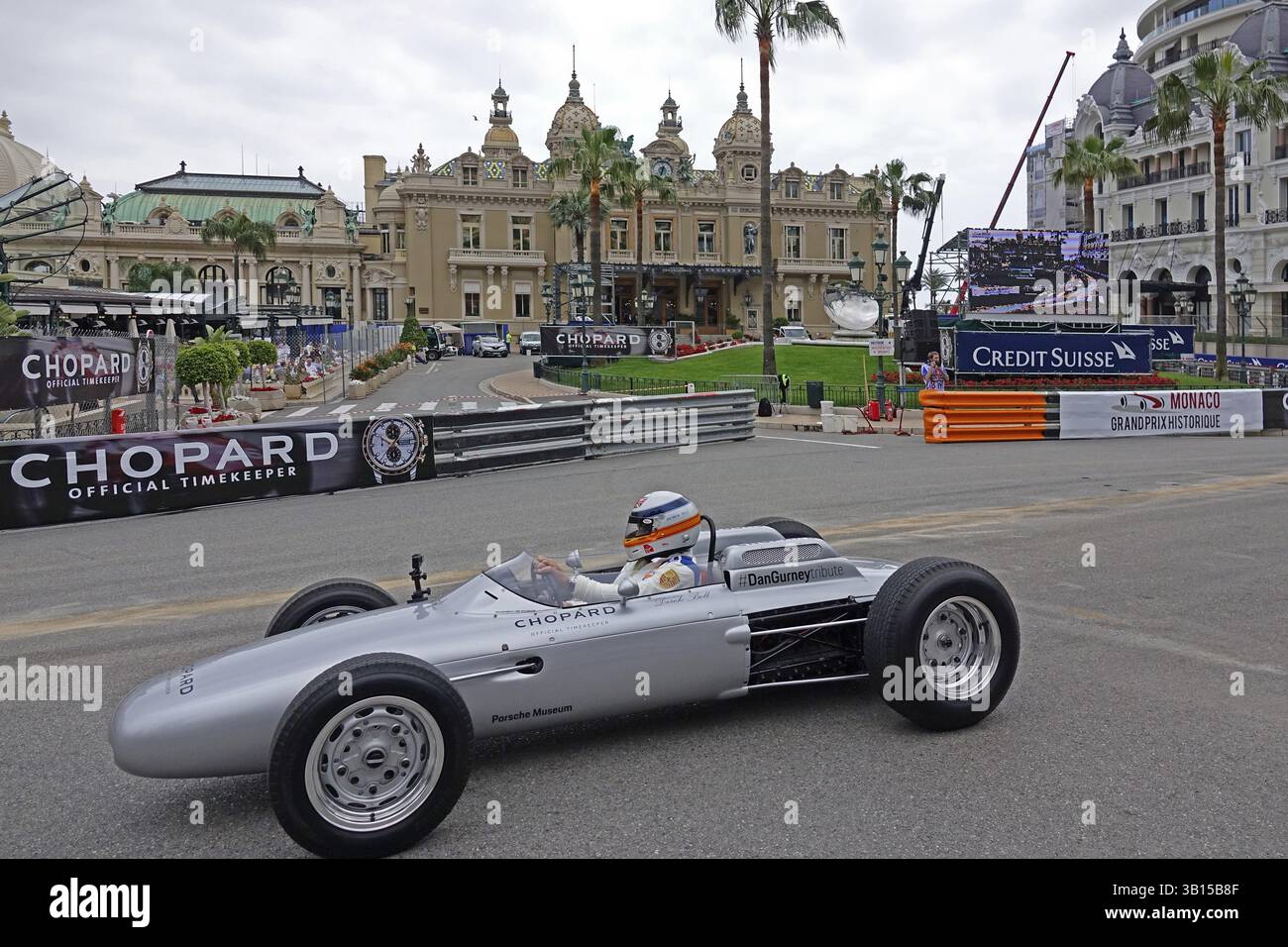 Porsche 804 Formel-1-Rennwagen, gefahren von Derek Bell, Parade 70 Jahre Porsche auf dem Platz vor dem Casino Monte-Carlo, 11. Grand Prix M Stockfoto