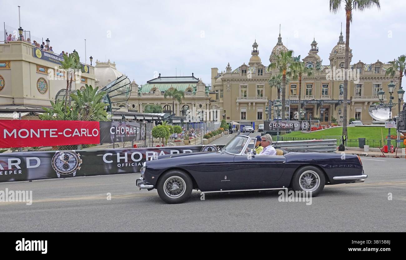 Ferrari 400 Superamerica, auf dem Platz vor dem Casino Monte-Carlo, 11. Grand Prix Monaco Historique, Fürstentum Monaco Stockfoto