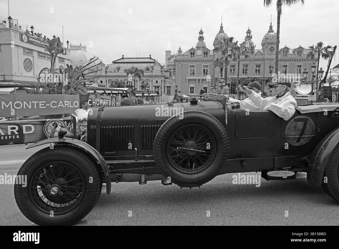 Bentley Rennwagen aus den 1920er und 1930er Jahren auf dem Platz vor dem Casino Monte-Carlo, 11. Grand Prix Monaco Historique, Fürstentum Monac Stockfoto