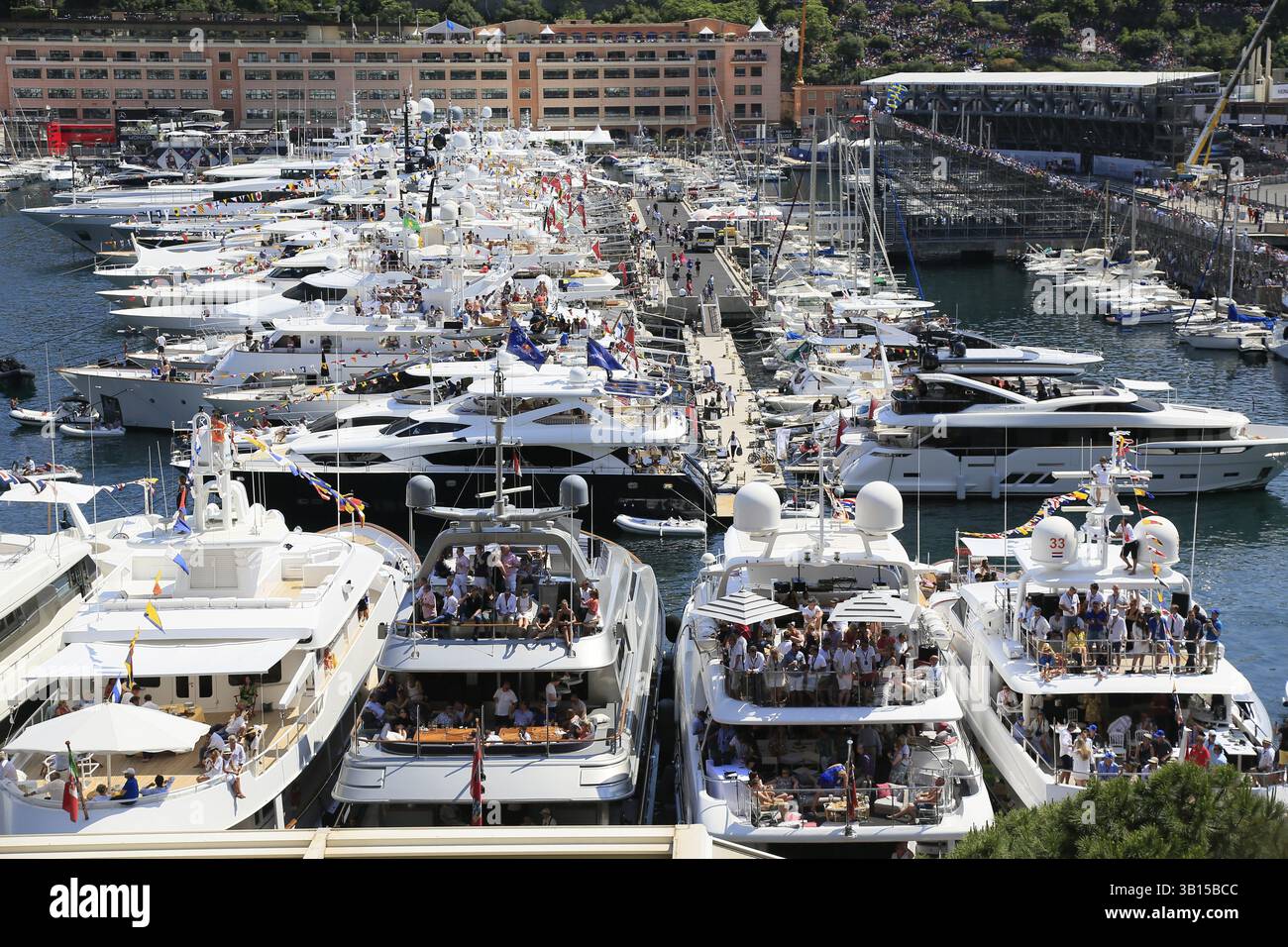 Zuschauer auf Yachten in Port Hercule, Formel-1-Rennen, Formel-1-Rennen, Formel-1-Rennen, Formel-1-Grand-Prix Monaco 2017 Stockfoto