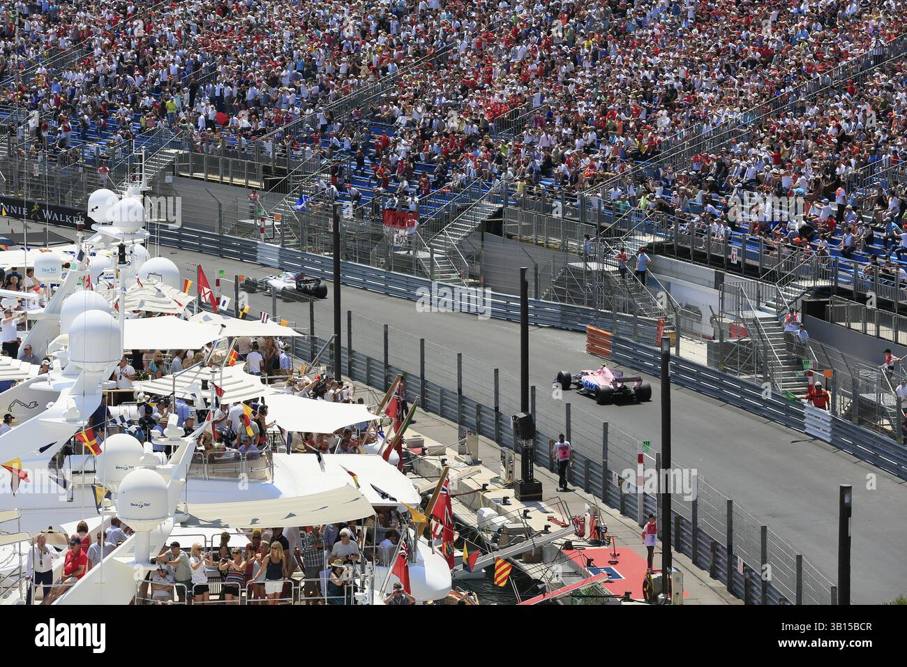 Tribünen und Yachten im Hafen von Port Hercule, Formel-1-Rennen, Formel-1-Rennen, Formel-1-Rennen, Formel-1-Grand-Prix Monaco 2017 Stockfoto