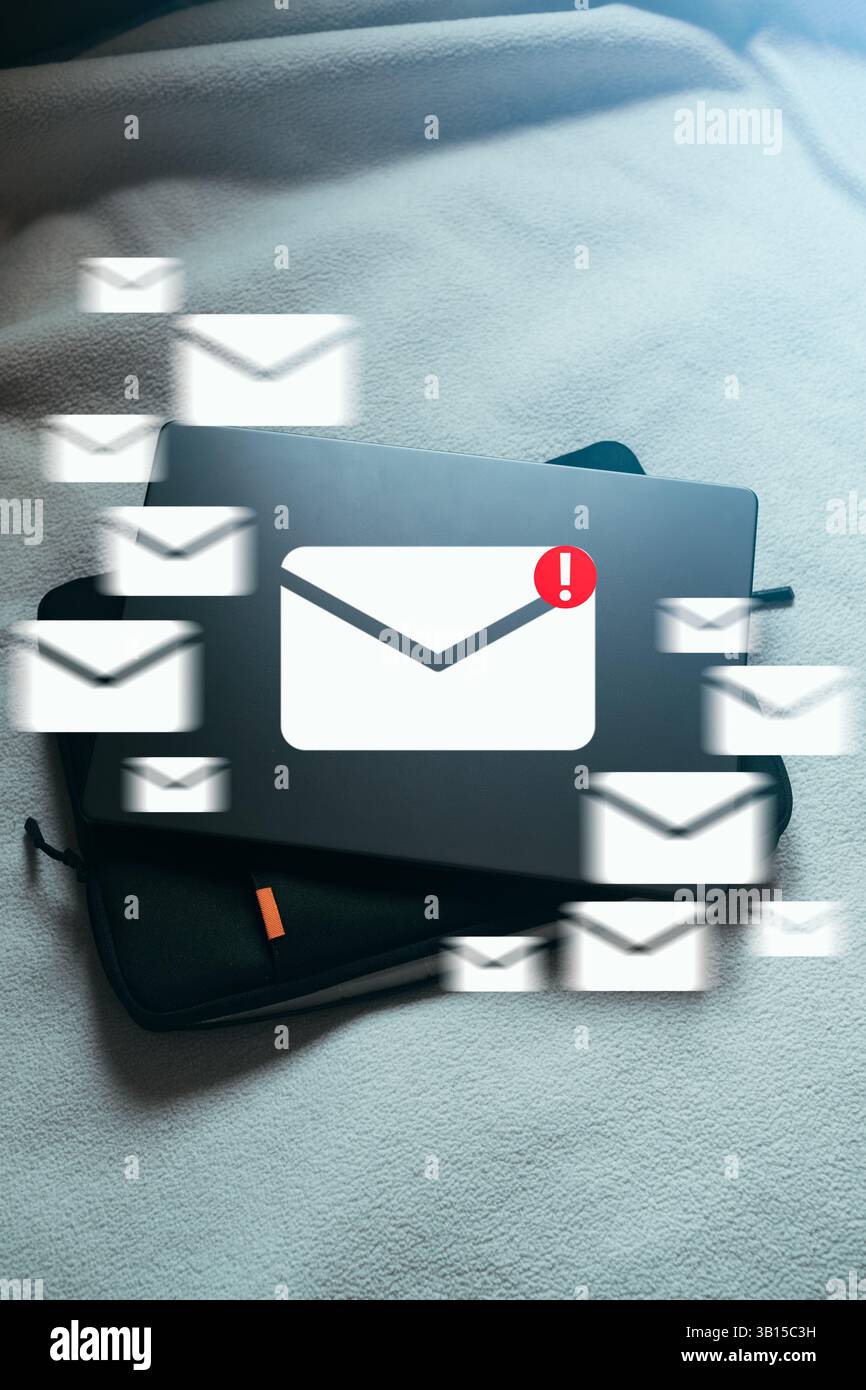 Neues Konzept für E-Mail-Benachrichtigungen. Warnzeichen E-Mail-Spam. E-Mail-Daten digitales Marketing. Digitale E-Mail-Schnittstelle auf Laptop. Stockfoto