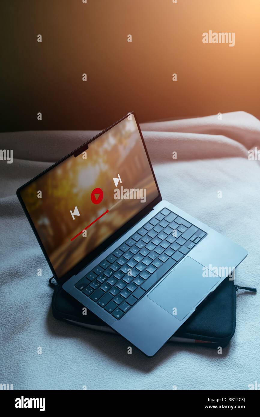 Notebook, das soziale Medien mit Live-Streaming-Videos abspielt. Konzept des sozialen Netzwerks. Stockfoto