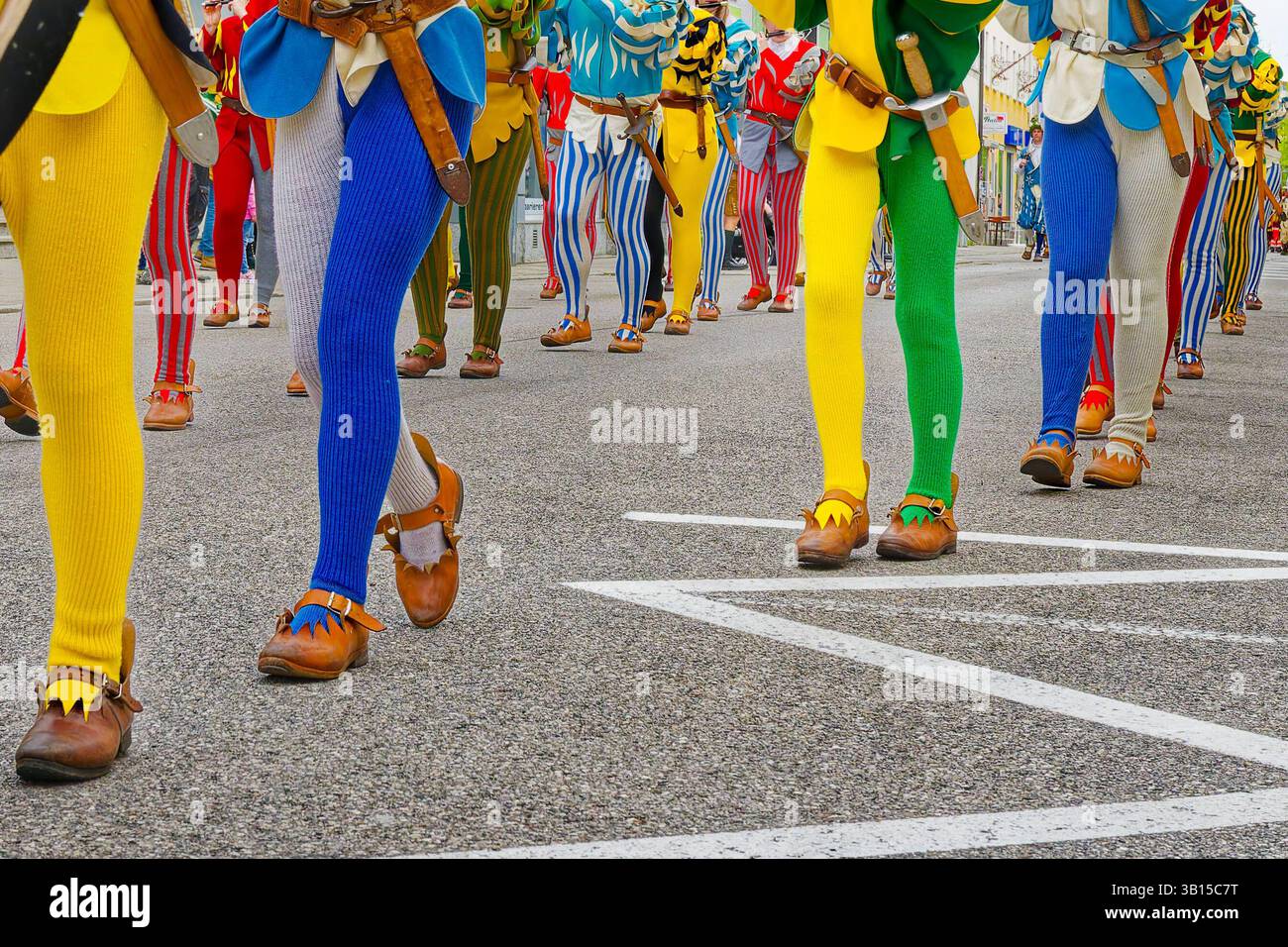 Bayern feiert. Teilnehmer am historischen Georgi-Ritt im oberbayerischen Traunstein , die Pfeiffer-Gruppe marschiert. Traunstein Bayern Deutschland *** Bayern feiert Teilnehmer an der historischen Georgi-Fahrt in Traunstein, Oberbayern, die Pfeiffer Gruppe marschiert Traunstein Bayern Deutschland Copyright: XRolfxPossx Stockfoto