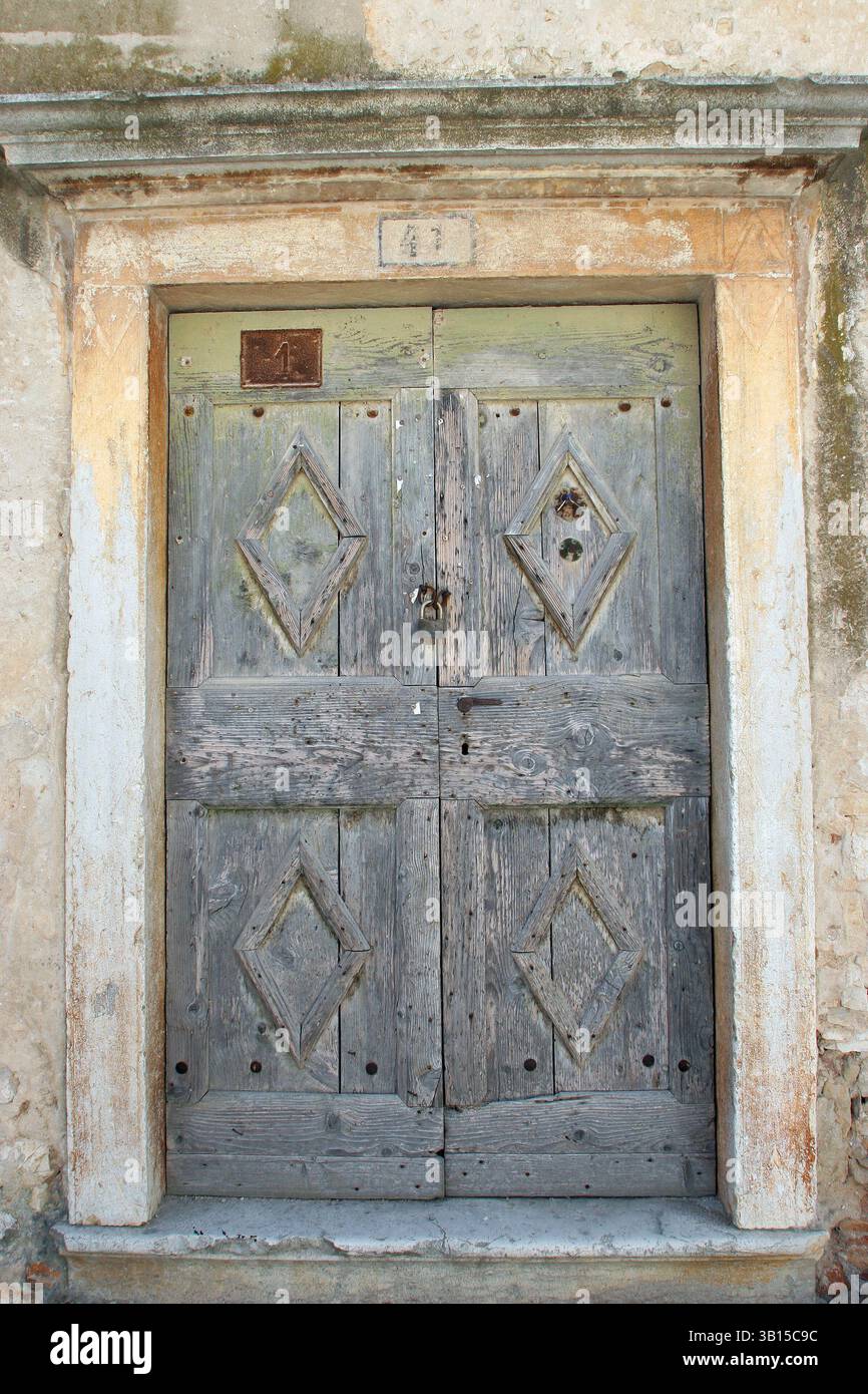 Altes Steinhaus mit Holztür in Visnjan, Kroatien Stockfoto