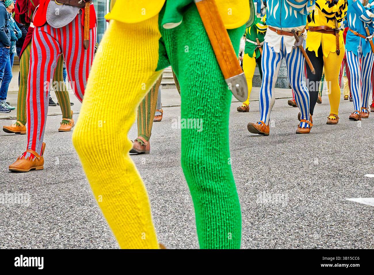 Bayern feiert. Teilnehmer am historischen Georgi-Ritt im oberbayerischen Traunstein , die Pfeiffer-Gruppe marschiert. Traunstein Bayern Deutschland *** Bayern feiert Teilnehmer an der historischen Georgi-Fahrt in Traunstein, Oberbayern, die Pfeiffer Gruppe marschiert Traunstein Bayern Deutschland Copyright: XRolfxPossx Stockfoto