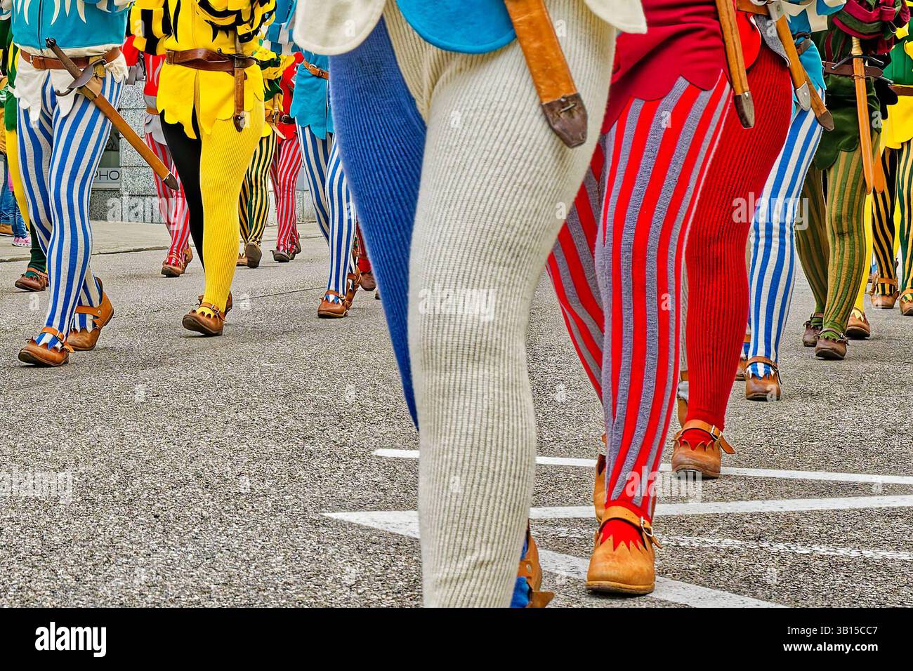 Bayern feiert. Teilnehmer am historischen Georgi-Ritt im oberbayerischen Traunstein , die Pfeiffer-Gruppe marschiert. Traunstein Bayern Deutschland *** Bayern feiert Teilnehmer an der historischen Georgi-Fahrt in Traunstein, Oberbayern, die Pfeiffer Gruppe marschiert Traunstein Bayern Deutschland Copyright: XRolfxPossx Stockfoto