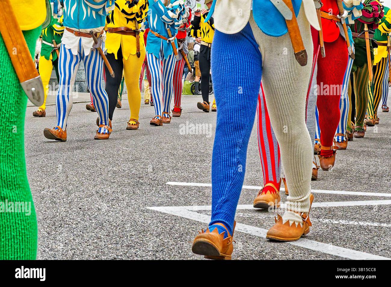 Bayern feiert. Teilnehmer am historischen Georgi-Ritt im oberbayerischen Traunstein , die Pfeiffer-Gruppe marschiert. Traunstein Bayern Deutschland *** Bayern feiert Teilnehmer an der historischen Georgi-Fahrt in Traunstein, Oberbayern, die Pfeiffer Gruppe marschiert Traunstein Bayern Deutschland Copyright: XRolfxPossx Stockfoto