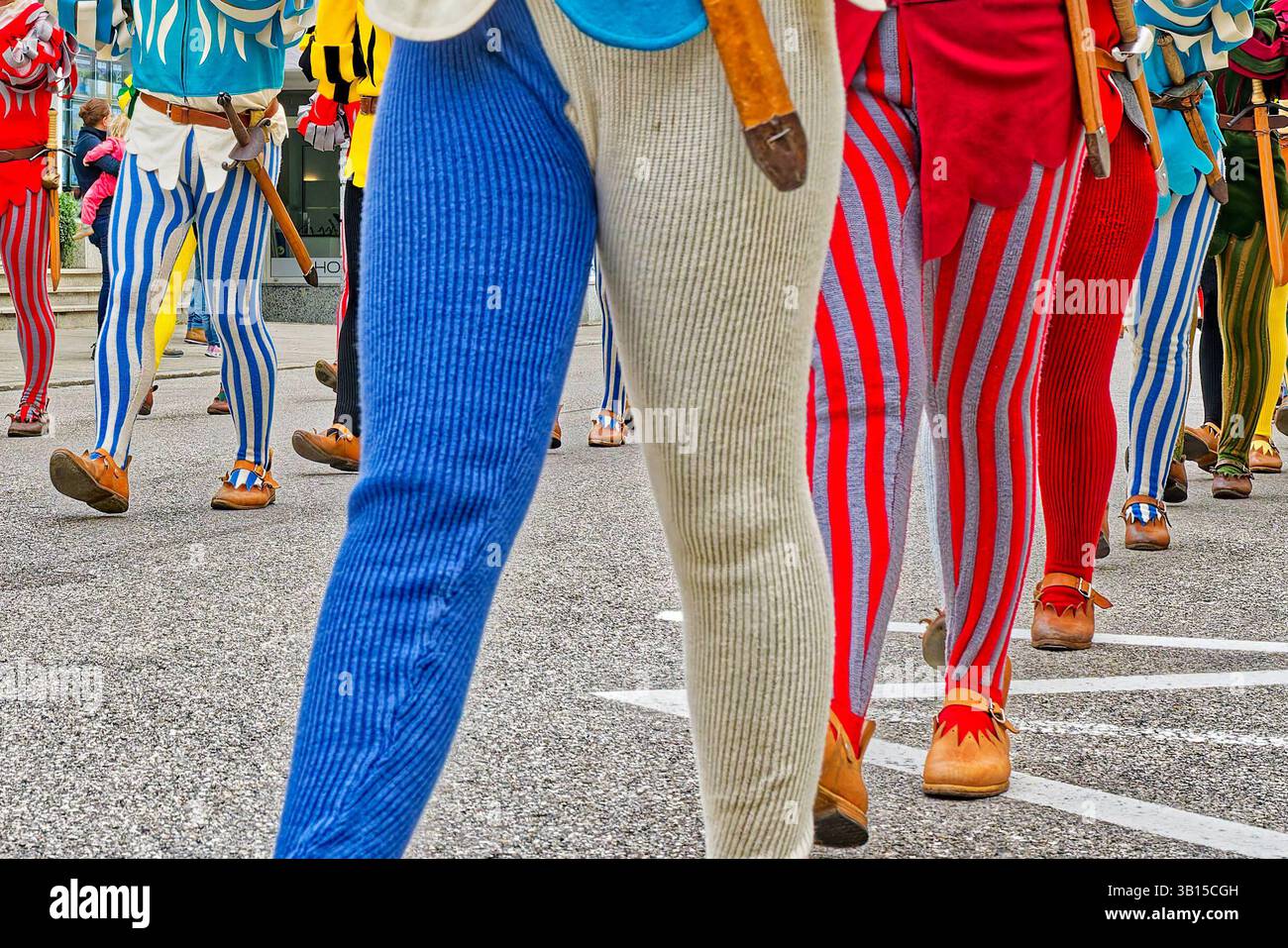 Bayern feiert. Teilnehmer am historischen Georgi-Ritt im oberbayerischen Traunstein , die Pfeiffer-Gruppe marschiert. Traunstein Bayern Deutschland *** Bayern feiert Teilnehmer an der historischen Georgi-Fahrt in Traunstein, Oberbayern, die Pfeiffer Gruppe marschiert Traunstein Bayern Deutschland Copyright: XRolfxPossx Stockfoto