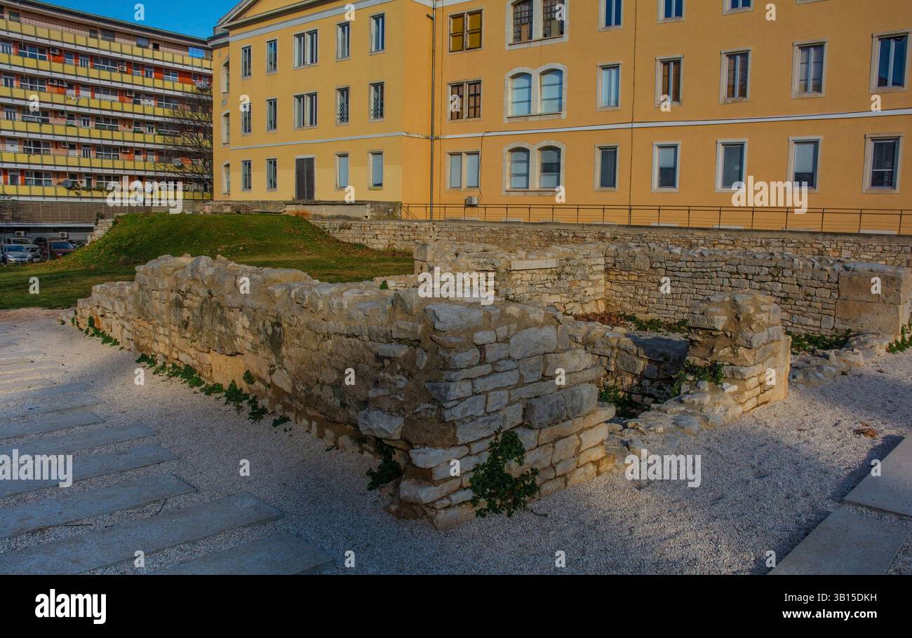 Eine archäologische Ausgrabung im Viertel Saint Theodore oder Cetvrt SV Teodora in Pula, Istrien, Kroatien. Aus dem 1. Bis 4. Jahrhundert n. Chr., römisch-kaiserlich Stockfoto