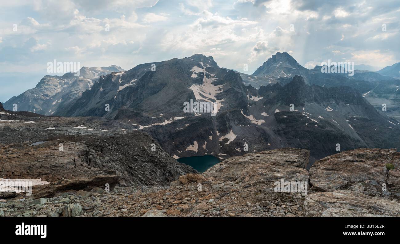 Blick vom Colle dell'Agnello superiore in den Kottischen Alpen an der französisch-italienischen Grenze während des Sommernachmittags Stockfoto
