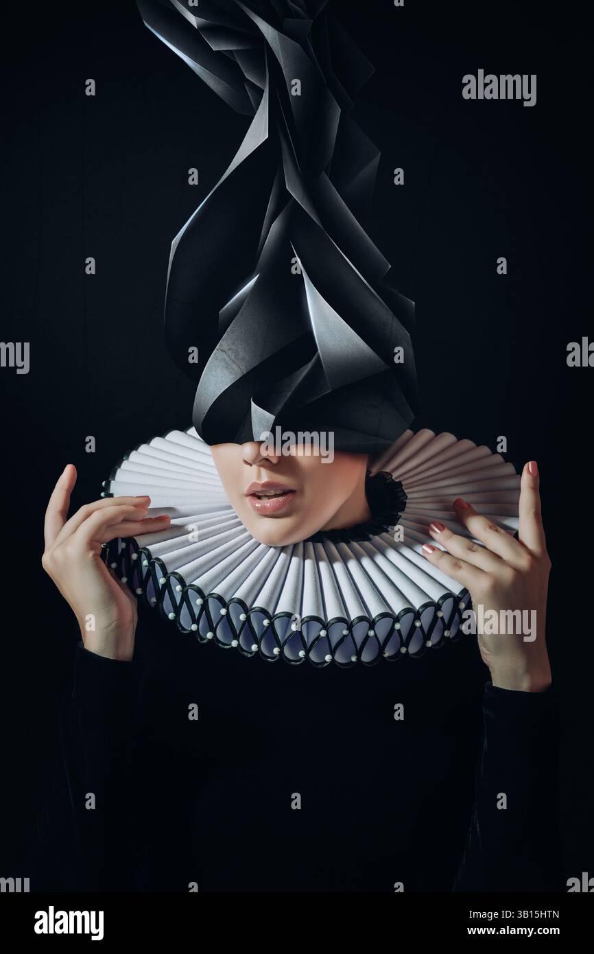Eine Studioaufnahme einer Frau mit Ziermütze und Rüschenkragen. Kann für Kunst, Mode oder kreative Konzeptprojekte verwendet werden. Stockfoto