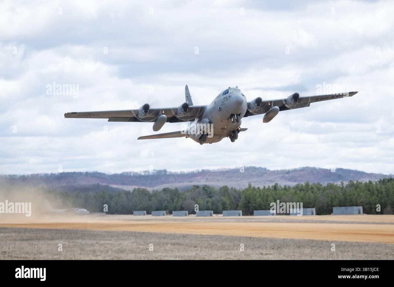 Flieger der 435th Training Squadron (TRS) der Air Force setzen während der Trainingsübungen auf Young Air Assault STRI ein Lockheed Martin C-130-Flugzeug ein Stockfoto