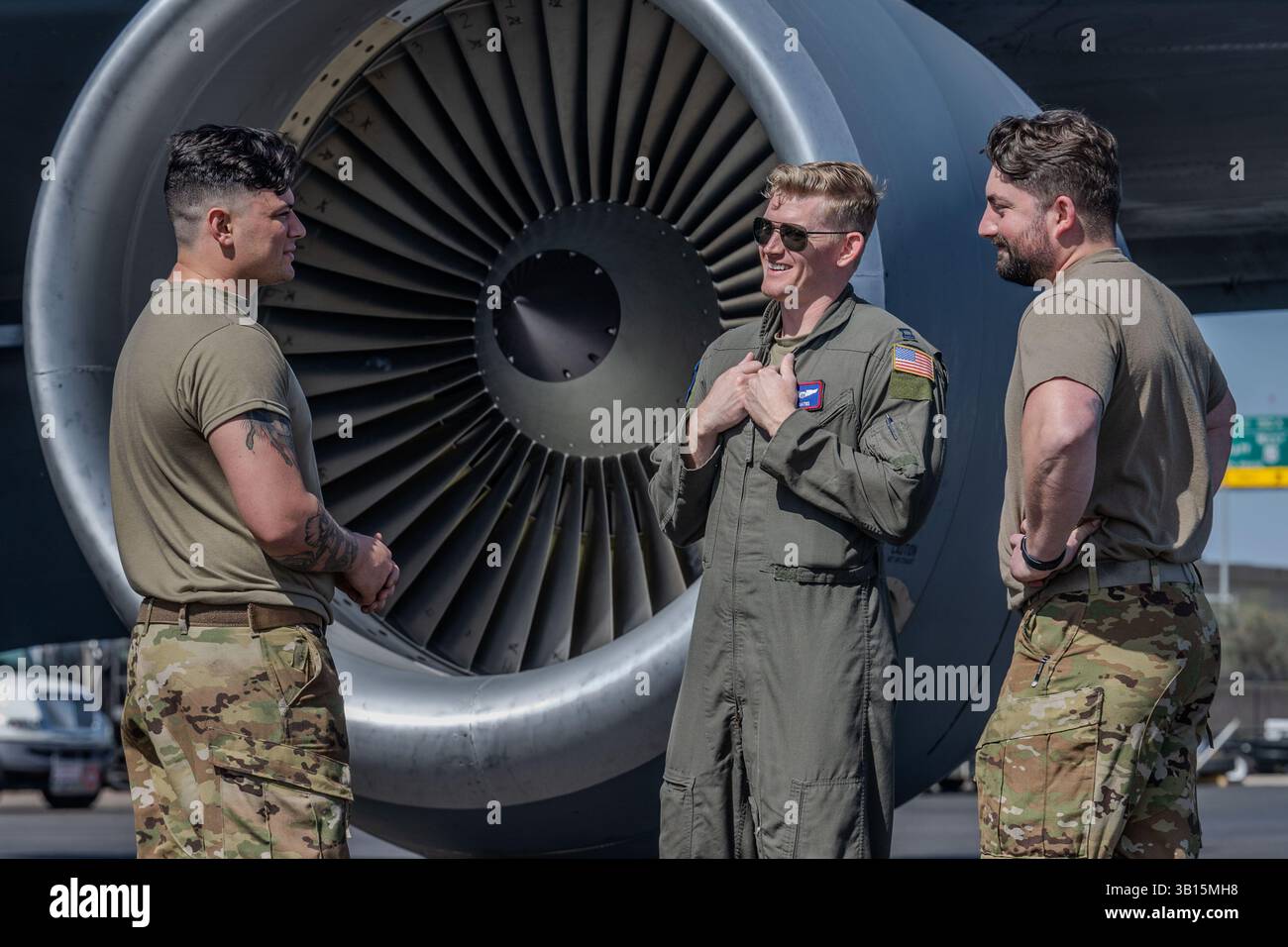 (Von links) Senior Airman Ethan Ferrera 722nd Aircraft Maintenance Squadron Flying Crew Chief (FCC), Kapitän Augustus Bates, 350th Air Taneling Squadro Stockfoto