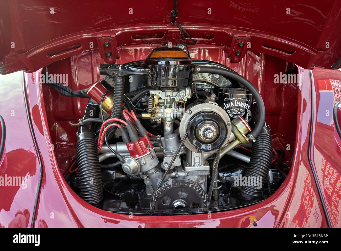 VW-Käfer-Motor, deutscher Oldtimer 1970 in Rot. Stockfoto