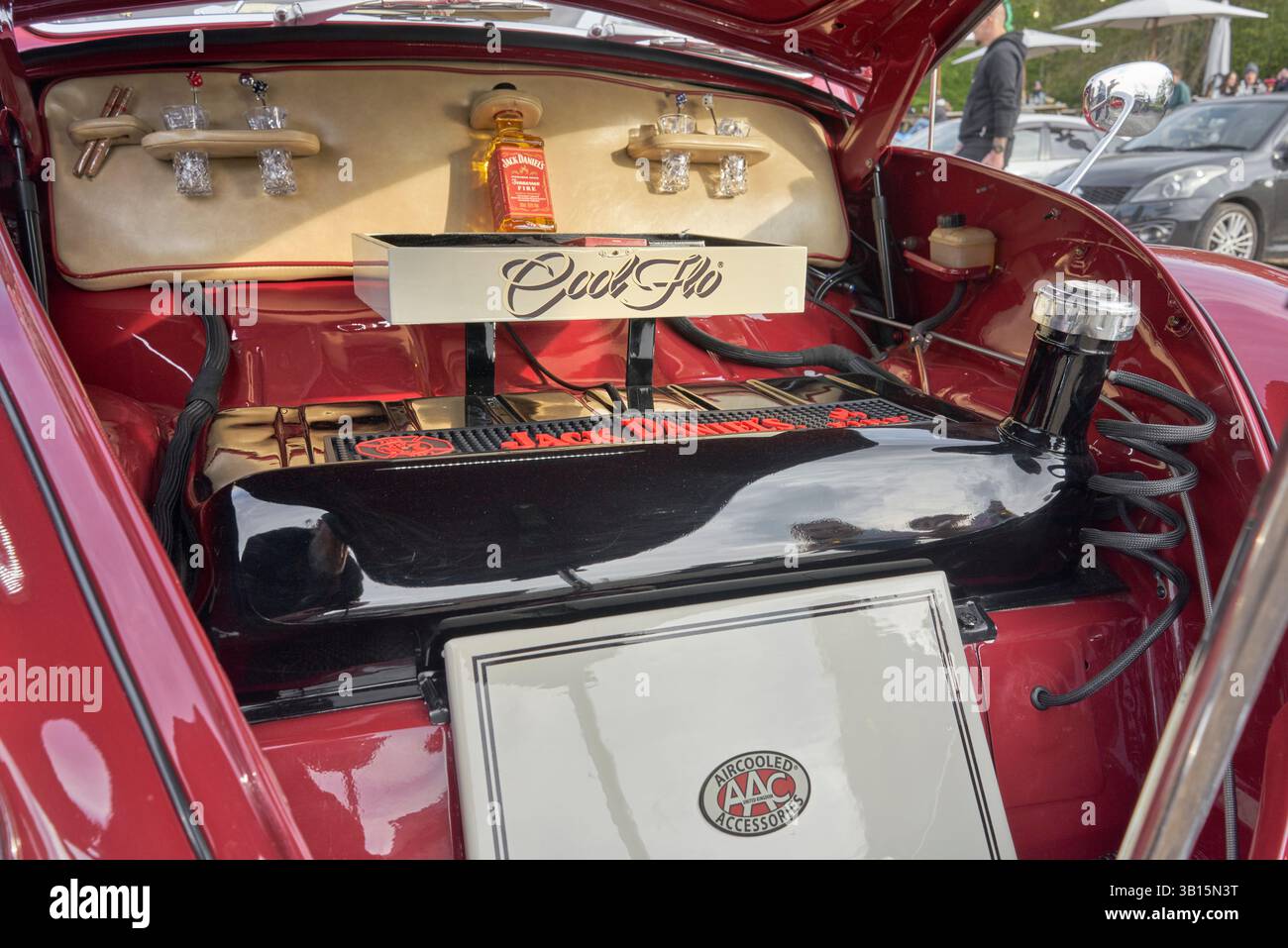 Autoboot mit Cocktailbar-Ausstattung eines maßgefertigten VW Beetle 1970 Oldtimer Stockfoto