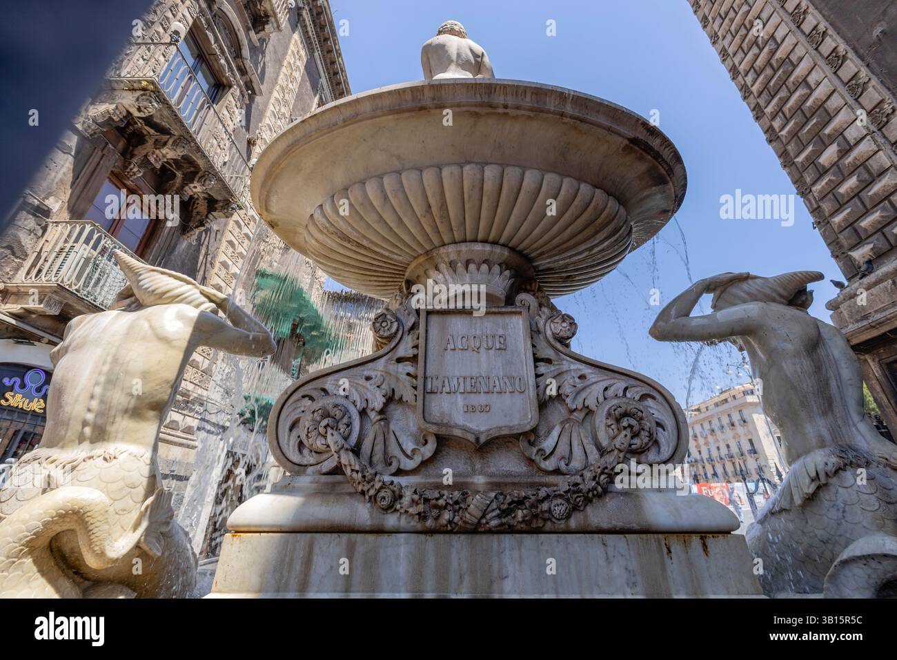 CATANIA, ITALIEN, JUNI 19,2023 - Brunnen von Amenano im historischen Zentrum von Catania, Sizilien, Italien Stockfoto
