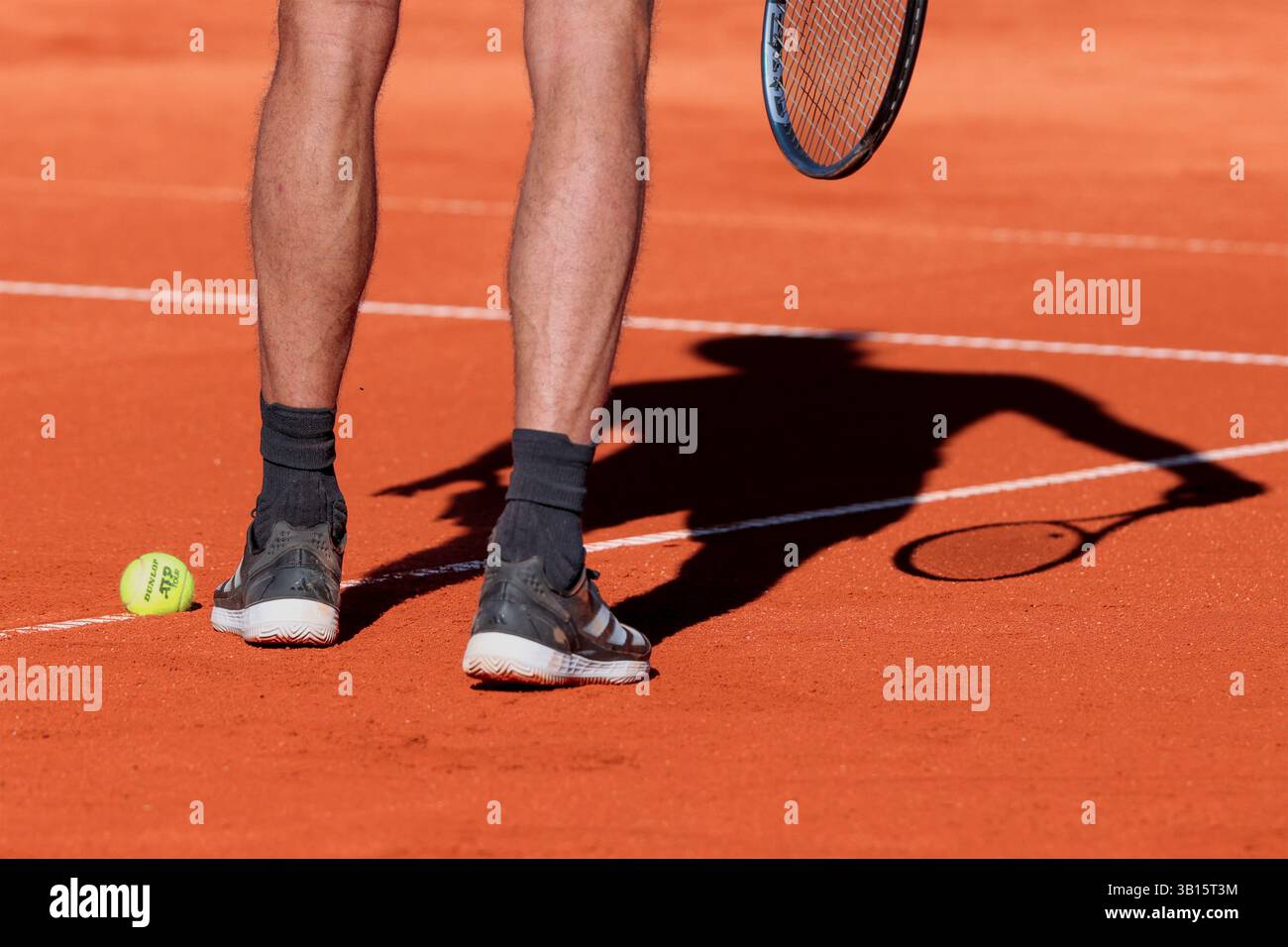 Füße und Schatten des Tennisspielers Alexander Zverev (GER) während eines Service-Spiels beim BMW Open Turnier 2025 in München. Stockfoto