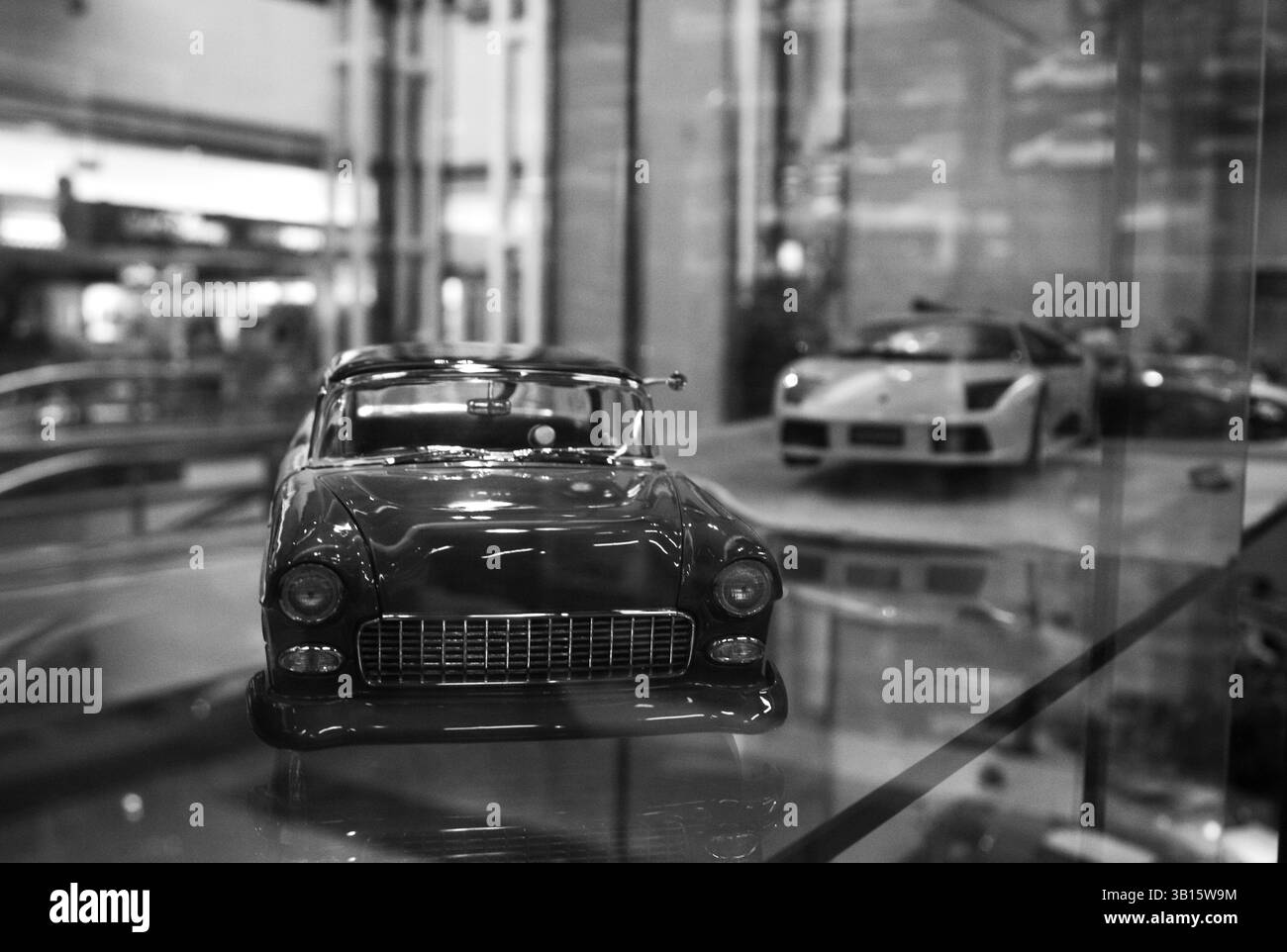 Klassische und moderne Automodelle im Anzeigefenster – Schwarzweiß-Fotografie Stockfoto